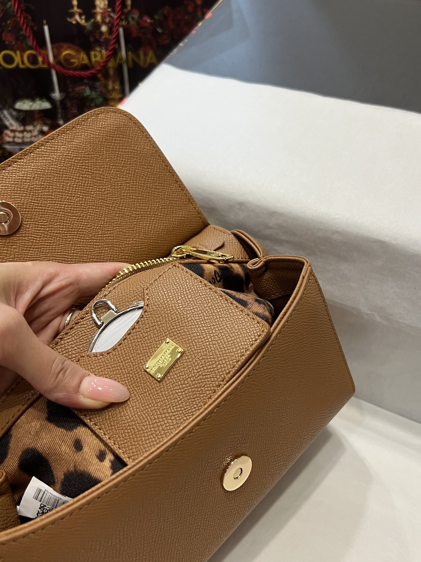 Top original order Dolce & Gabbana 👑
A Birkin bag in the fashion industry 👜 always has a hot 🔥 luminous ✨ highlight 🎨 every time it is displayed 🎨 It is always loved 💋 The color is always outstanding 🙅 The selection of materials gives people a strong visual impact 🎏 It has become a vibrant style and creativity to the fashion circle 🙅 🌟 Size: 20×17×7
Model 4135 photo 1