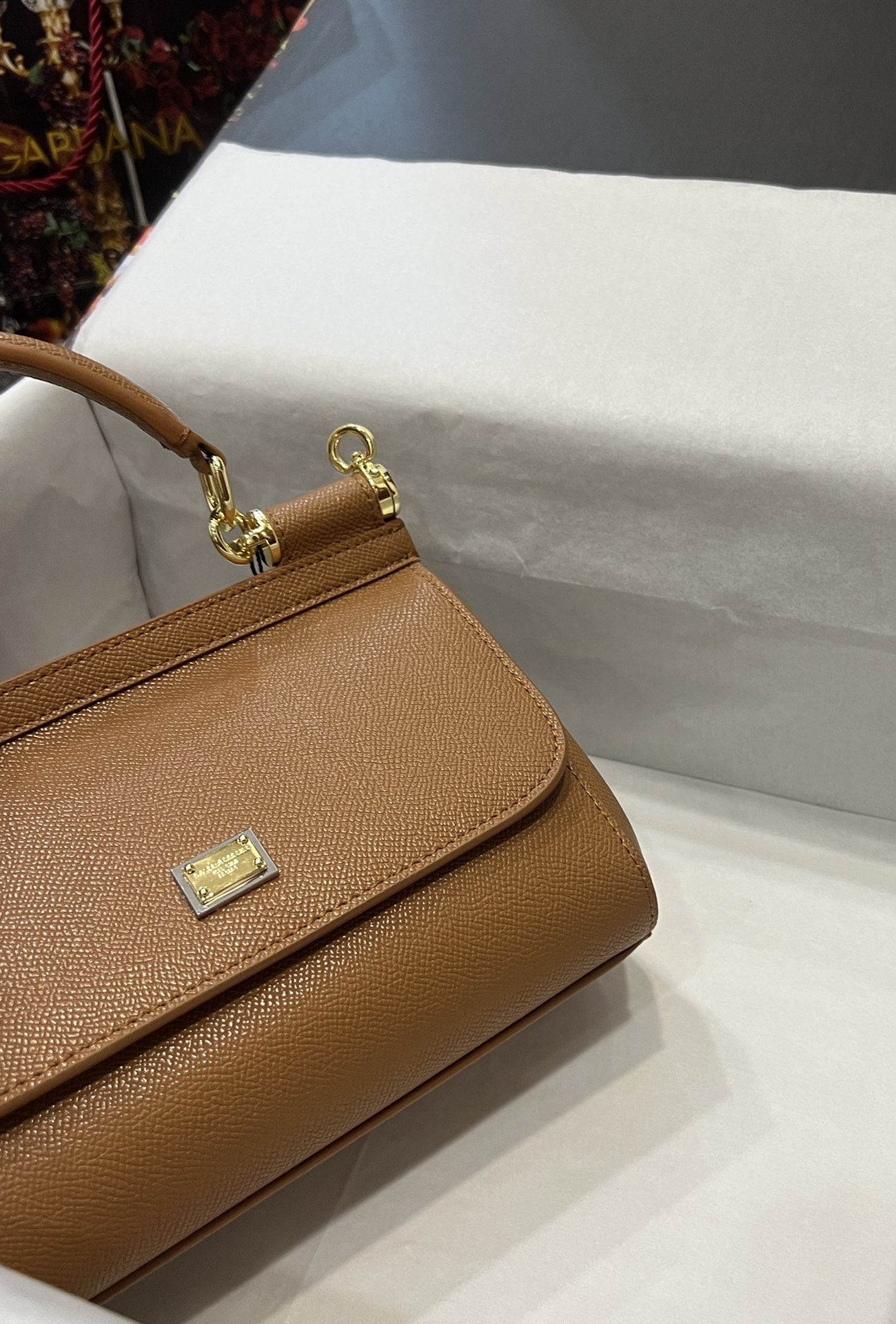 Top original order Dolce & Gabbana 👑
A Birkin bag in the fashion industry 👜 always has a hot 🔥 luminous ✨ highlight 🎨 every time it is displayed 🎨 It is always loved 💋 The color is always outstanding 🙅 The selection of materials gives people a strong visual impact 🎏 It has become a vibrant style and creativity to the fashion circle 🙅 🌟 Size: 20×17×7
Model 4135 photo 2