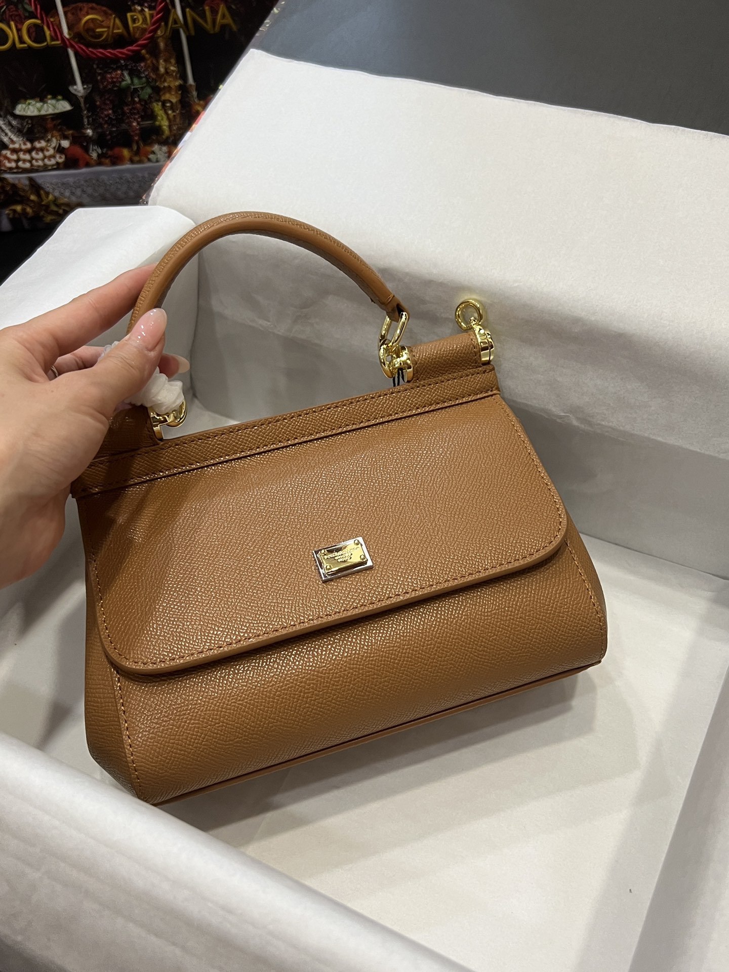 Top original order Dolce & Gabbana 👑
A Birkin bag in the fashion industry 👜 always has a hot 🔥 luminous ✨ highlight 🎨 every time it is displayed 🎨 It is always loved 💋 The color is always outstanding 🙅 The selection of materials gives people a strong visual impact 🎏 It has become a vibrant style and creativity to the fashion circle 🙅 🌟 Size: 20×17×7
Model 4135