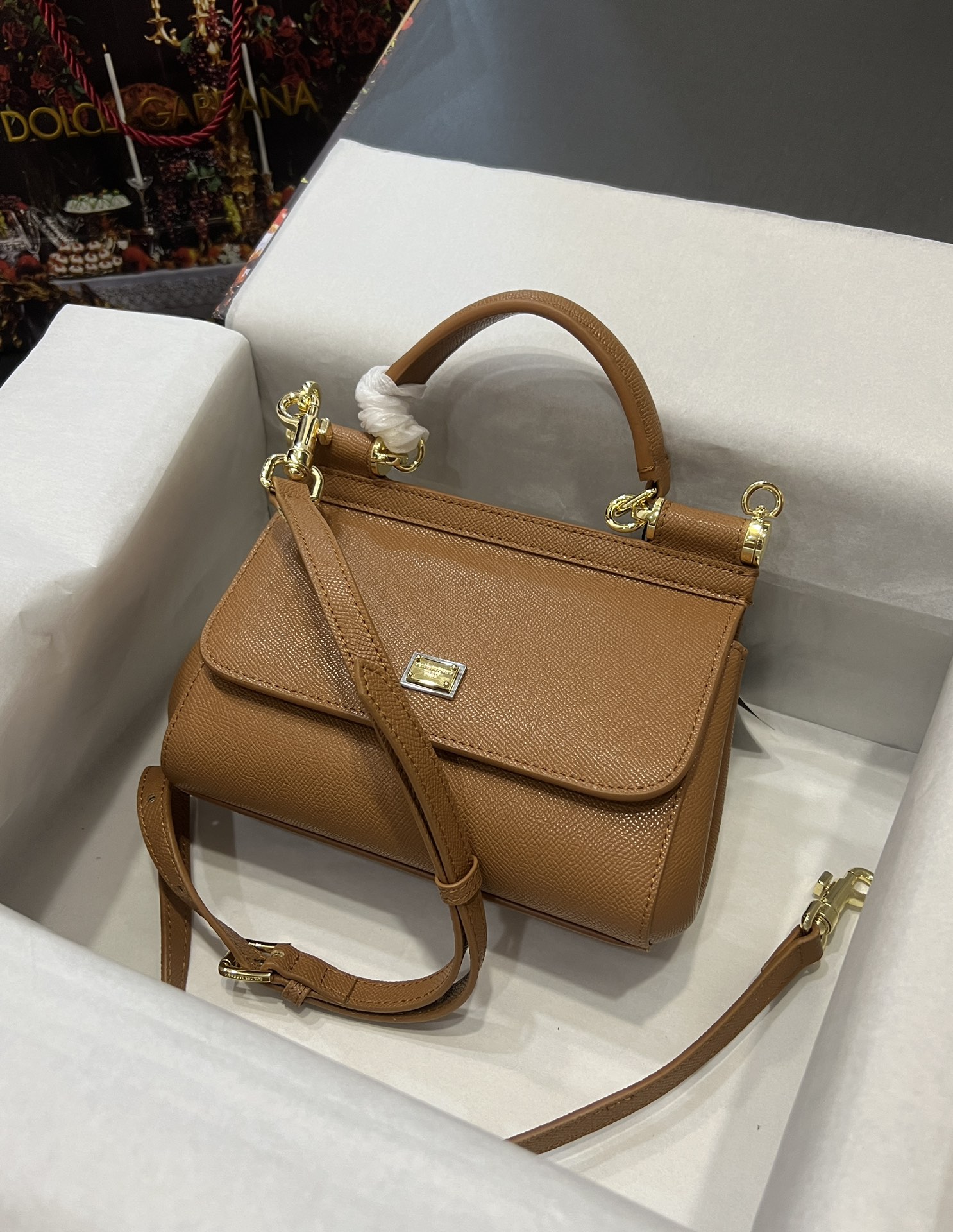 Top original order Dolce & Gabbana 👑
A Birkin bag in the fashion industry 👜 always has a hot 🔥 luminous ✨ highlight 🎨 every time it is displayed 🎨 It is always loved 💋 The color is always outstanding 🙅 The selection of materials gives people a strong visual impact 🎏 It has become a vibrant style and creativity to the fashion circle 🙅 🌟 Size: 20×17×7
Model 4135 photo 4