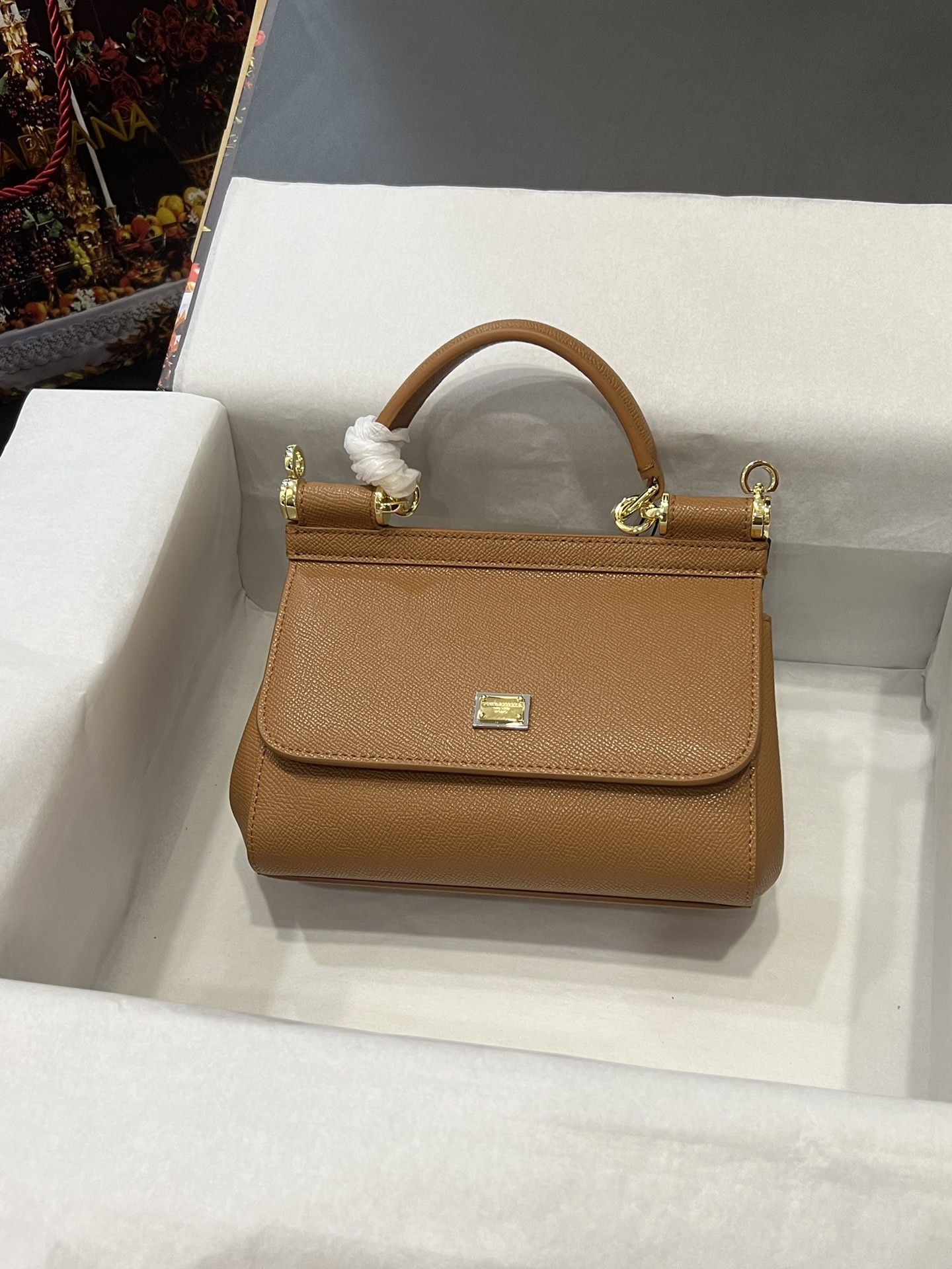 Top original order Dolce & Gabbana 👑
A Birkin bag in the fashion industry 👜 always has a hot 🔥 luminous ✨ highlight 🎨 every time it is displayed 🎨 It is always loved 💋 The color is always outstanding 🙅 The selection of materials gives people a strong visual impact 🎏 It has become a vibrant style and creativity to the fashion circle 🙅 🌟 Size: 20×17×7
Model 4135 photo 6