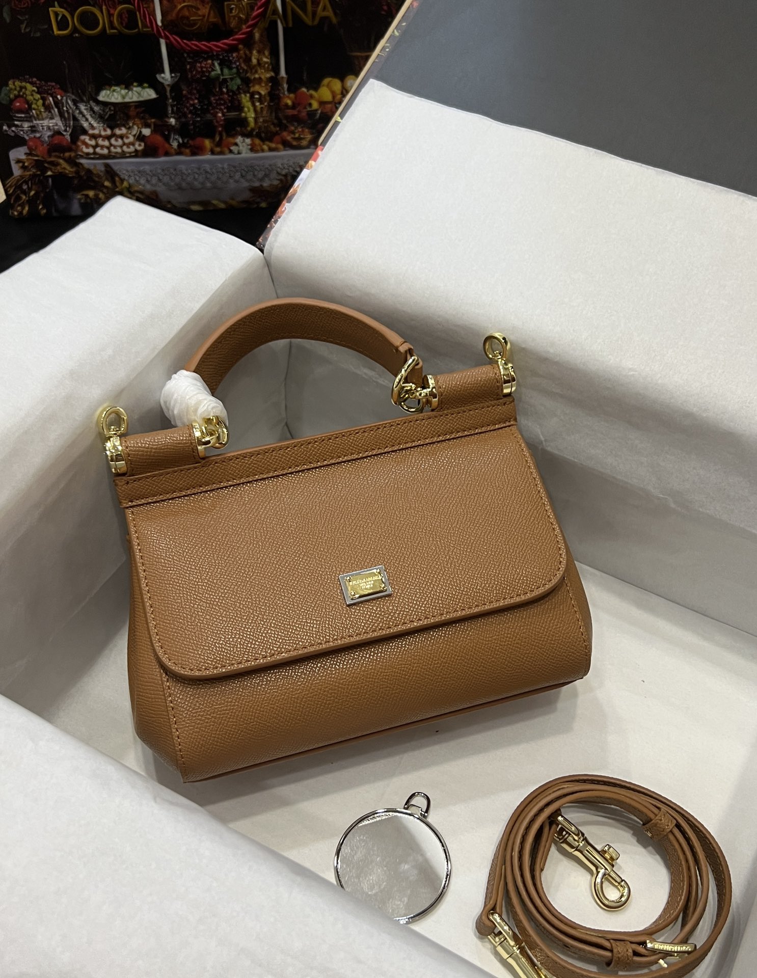 Top original order Dolce & Gabbana 👑
A Birkin bag in the fashion industry 👜 always has a hot 🔥 luminous ✨ highlight 🎨 every time it is displayed 🎨 It is always loved 💋 The color is always outstanding 🙅 The selection of materials gives people a strong visual impact 🎏 It has become a vibrant style and creativity to the fashion circle 🙅 🌟 Size: 20×17×7
Model 4135 photo 7