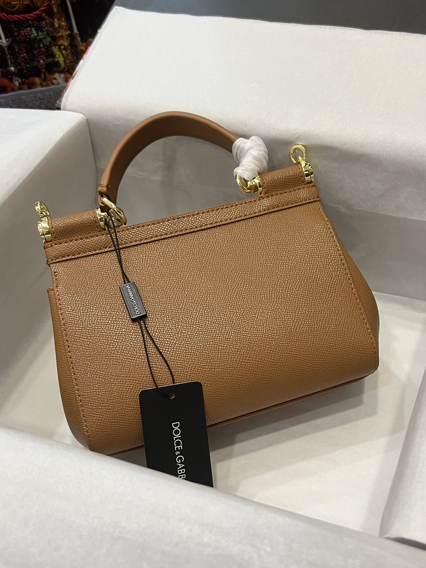 Top original order Dolce & Gabbana 👑
A Birkin bag in the fashion industry 👜 always has a hot 🔥 luminous ✨ highlight 🎨 every time it is displayed 🎨 It is always loved 💋 The color is always outstanding 🙅 The selection of materials gives people a strong visual impact 🎏 It has become a vibrant style and creativity to the fashion circle 🙅 🌟 Size: 20×17×7
Model 4135 photo 8