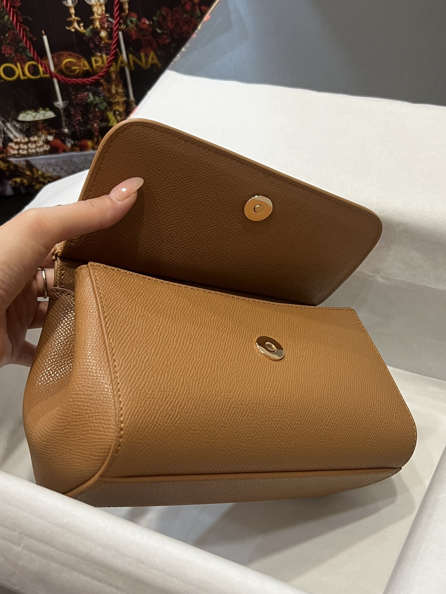 Top original order Dolce & Gabbana 👑
A Birkin bag in the fashion industry 👜 always has a hot 🔥 luminous ✨ highlight 🎨 every time it is displayed 🎨 It is always loved 💋 The color is always outstanding 🙅 The selection of materials gives people a strong visual impact 🎏 It has become a vibrant style and creativity to the fashion circle 🙅 🌟 Size: 20×17×7
Model 4135 photo 9