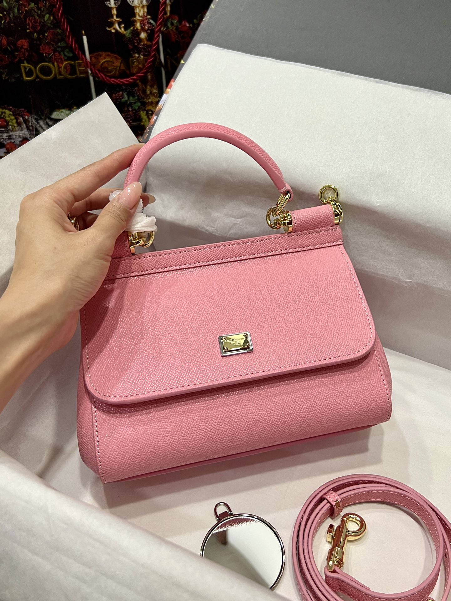 Top original order Dolce & Gabbana 👑
A Birkin bag in the fashion industry 👜 always has a hot 🔥 luminous ✨ highlight 🎨 every time it is displayed 🎨 It is always loved 💋 The color is always outstanding 🙅 The selection of materials gives people a strong visual impact 🎏 It has become a vibrant style and creativity to the fashion circle 🙅 🌟 Size: 20×17×7
Model 4135