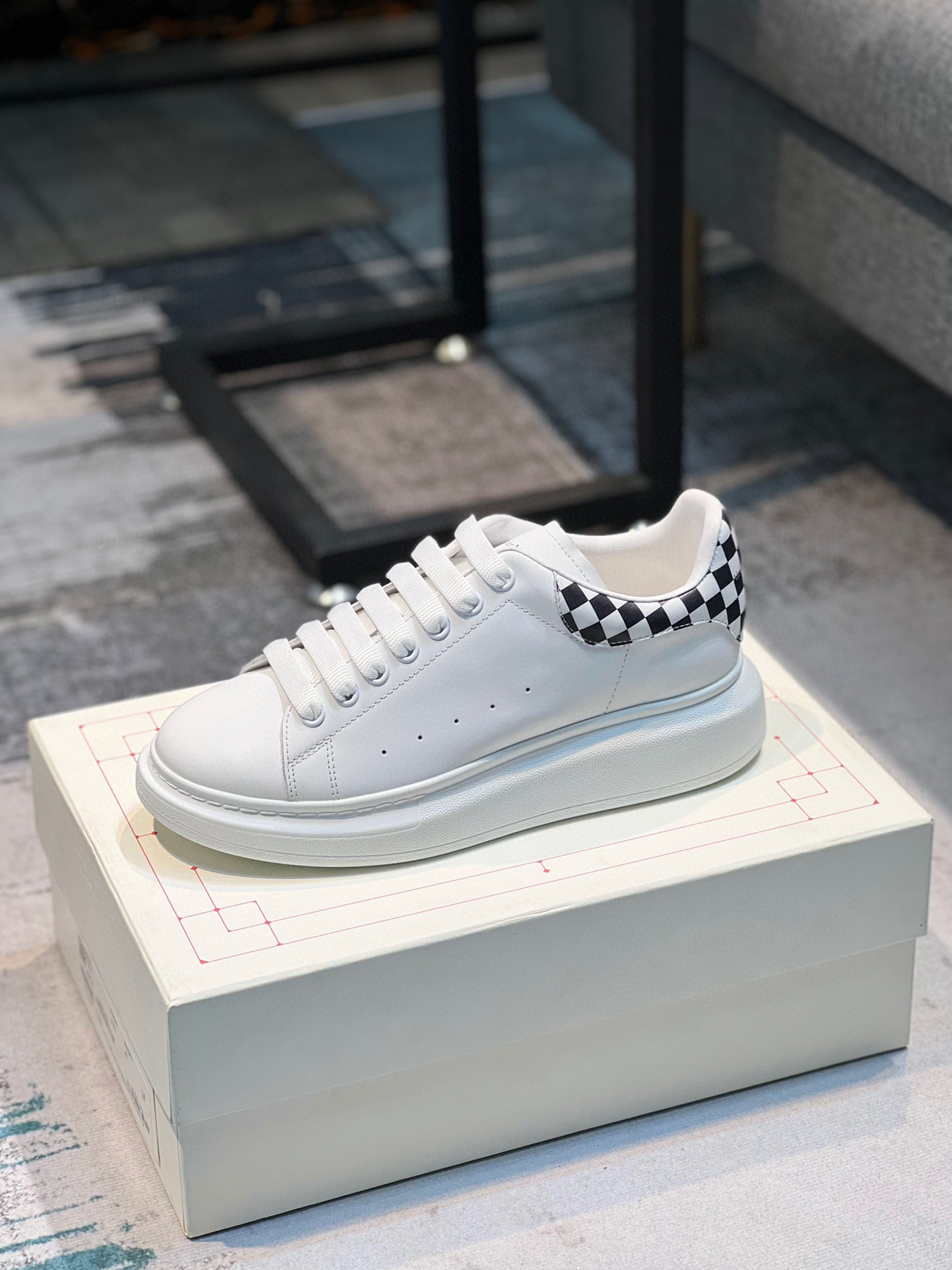 K0 Alexander McQUEEN正品爆拆 1：1顶级 麦昆 Alexander McQueen 原版皮料白色进口丝绸皮 原版白色鞋盒 布袋手提袋 全套包装、多送一副鞋带后包工艺采用进口定型机热熔胶定型完美正品复刻-  麦昆 Alexander McQueen  经典明星爆款百搭款  回头率 G5 %1⃣面料：意大利进口高质感.抗水擦不变色质.丝绸牛皮配色2⃣内里：进口A级水染羊皮 价格和牛皮里同等 比牛皮上脚还舒适垫脚：牛皮垫脚垫脚超清晰高温空压logo3⃣大底：原版私模橡胶TPU全哑光大底，男款女款磨具楦型都不一样 4⃣鸡眼：全钢鸡眼➕垫片也是全钢 不变形不掉色 pk市场 铁制造鸡眼 厚底设计 约4.5cm