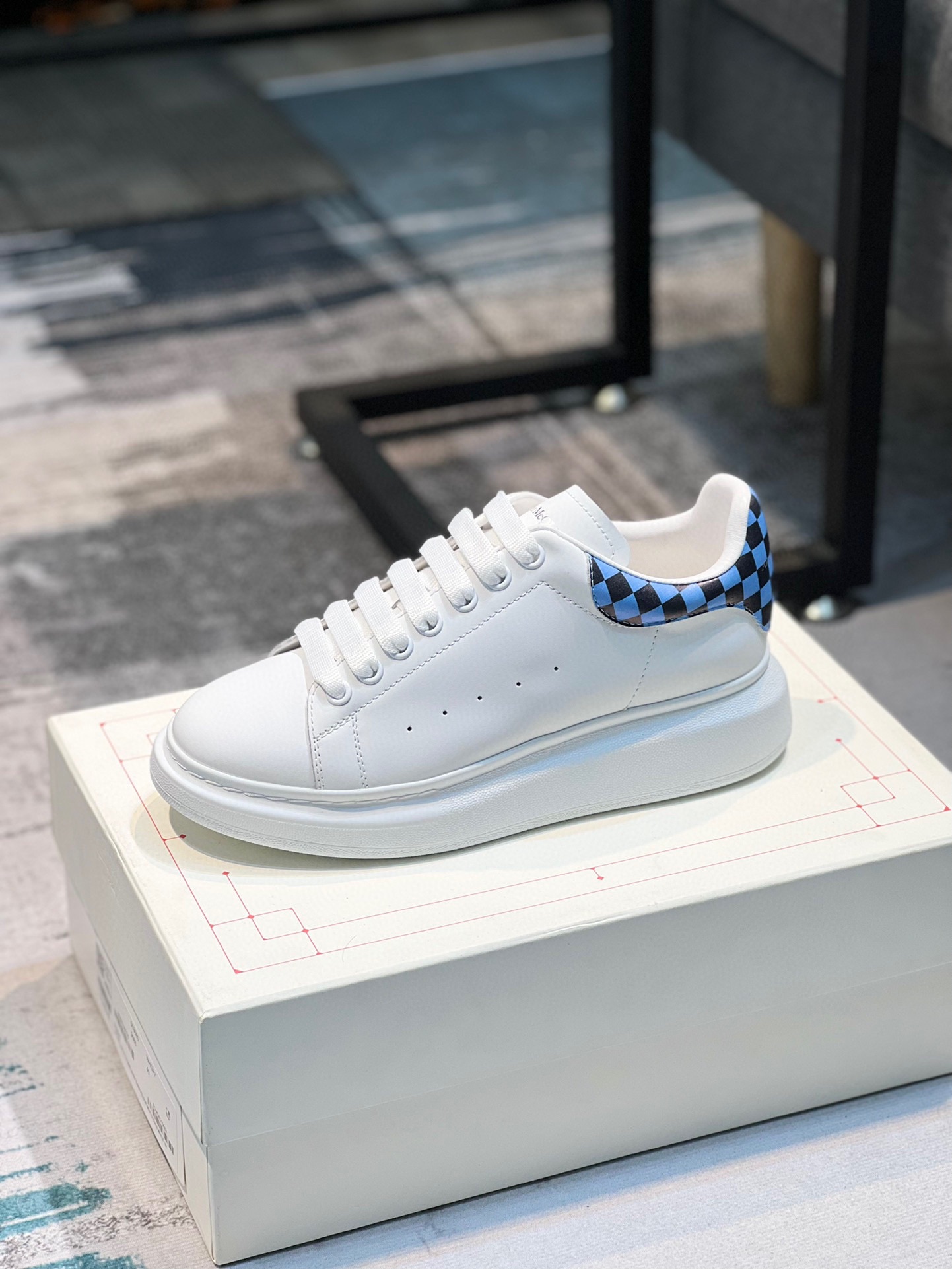 K0 Alexander McQUEEN正品爆拆 1：1顶级 麦昆 Alexander McQueen 原版皮料白色进口丝绸皮 原版白色鞋盒 布袋手提袋 全套包装、多送一副鞋带后包工艺采用进口定型机热熔胶定型完美正品复刻-  麦昆 Alexander McQueen  经典明星爆款百搭款  回头率 G5 %1⃣面料：意大利进口高质感.抗水擦不变色质.丝绸牛皮配色2⃣内里：进口A级水染羊皮 价格和牛皮里同等 比牛皮上脚还舒适垫脚：牛皮垫脚垫脚超清晰高温空压logo3⃣大底：原版私模橡胶TPU全哑光大底，男款女款磨具楦型都不一样 4⃣鸡眼：全钢鸡眼➕垫片也是全钢 不变形不掉色 pk市场 铁制造鸡眼 厚底设计 约4.5cm