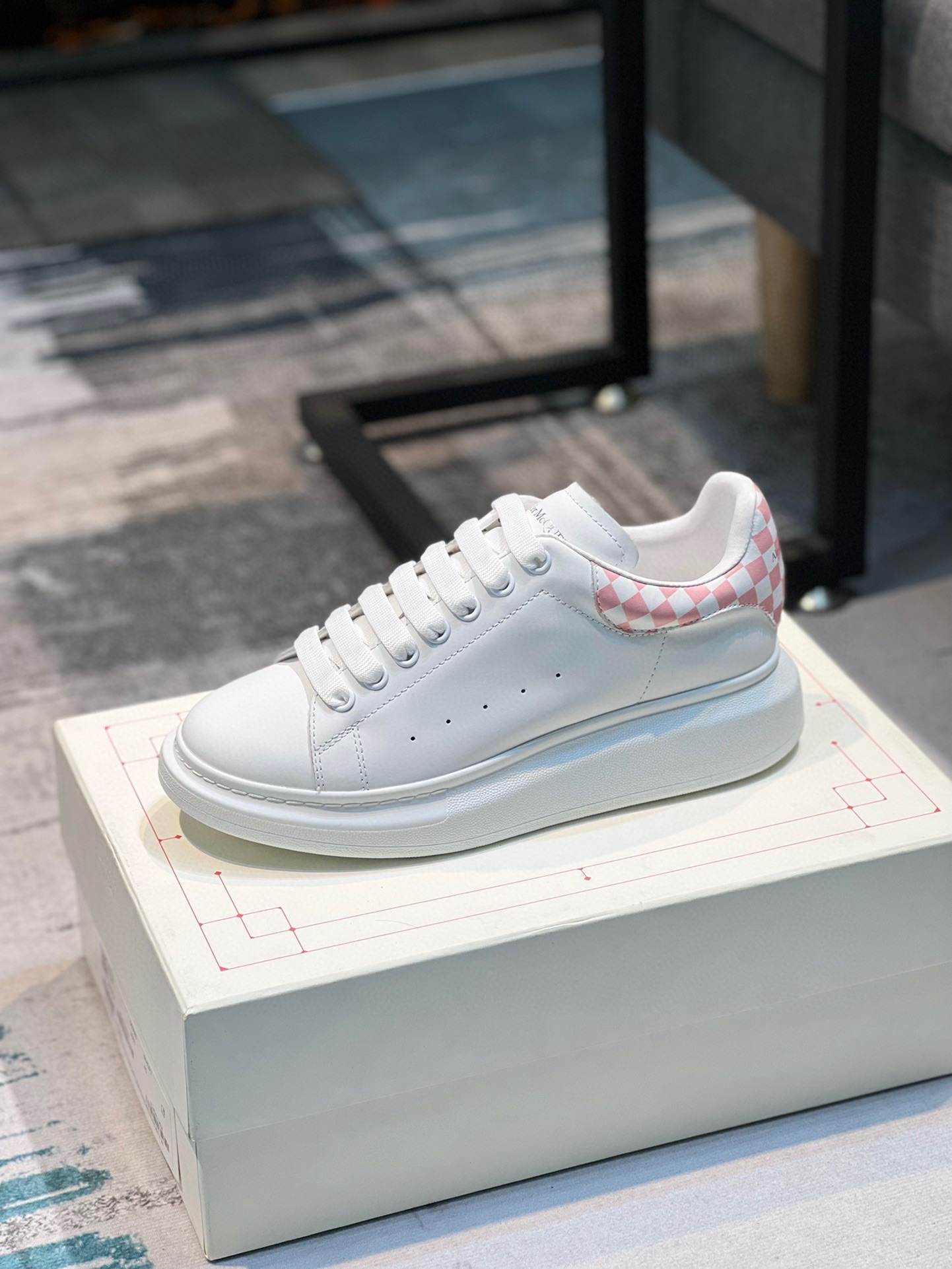 K0 Alexander McQUEEN正品爆拆 1：1顶级 麦昆 Alexander McQueen 原版皮料白色进口丝绸皮 原版白色鞋盒 布袋手提袋 全套包装、多送一副鞋带后包工艺采用进口定型机热熔胶定型完美正品复刻-  麦昆 Alexander McQueen  经典明星爆款百搭款  回头率 G5 %1⃣面料：意大利进口高质感.抗水擦不变色质.丝绸牛皮配色2⃣内里：进口A级水染羊皮 价格和牛皮里同等 比牛皮上脚还舒适垫脚：牛皮垫脚垫脚超清晰高温空压logo3⃣大底：原版私模橡胶TPU全哑光大底，男款女款磨具楦型都不一样 4⃣鸡眼：全钢鸡眼➕垫片也是全钢 不变形不掉色 pk市场 铁制造鸡眼 厚底设计 约4.5cm