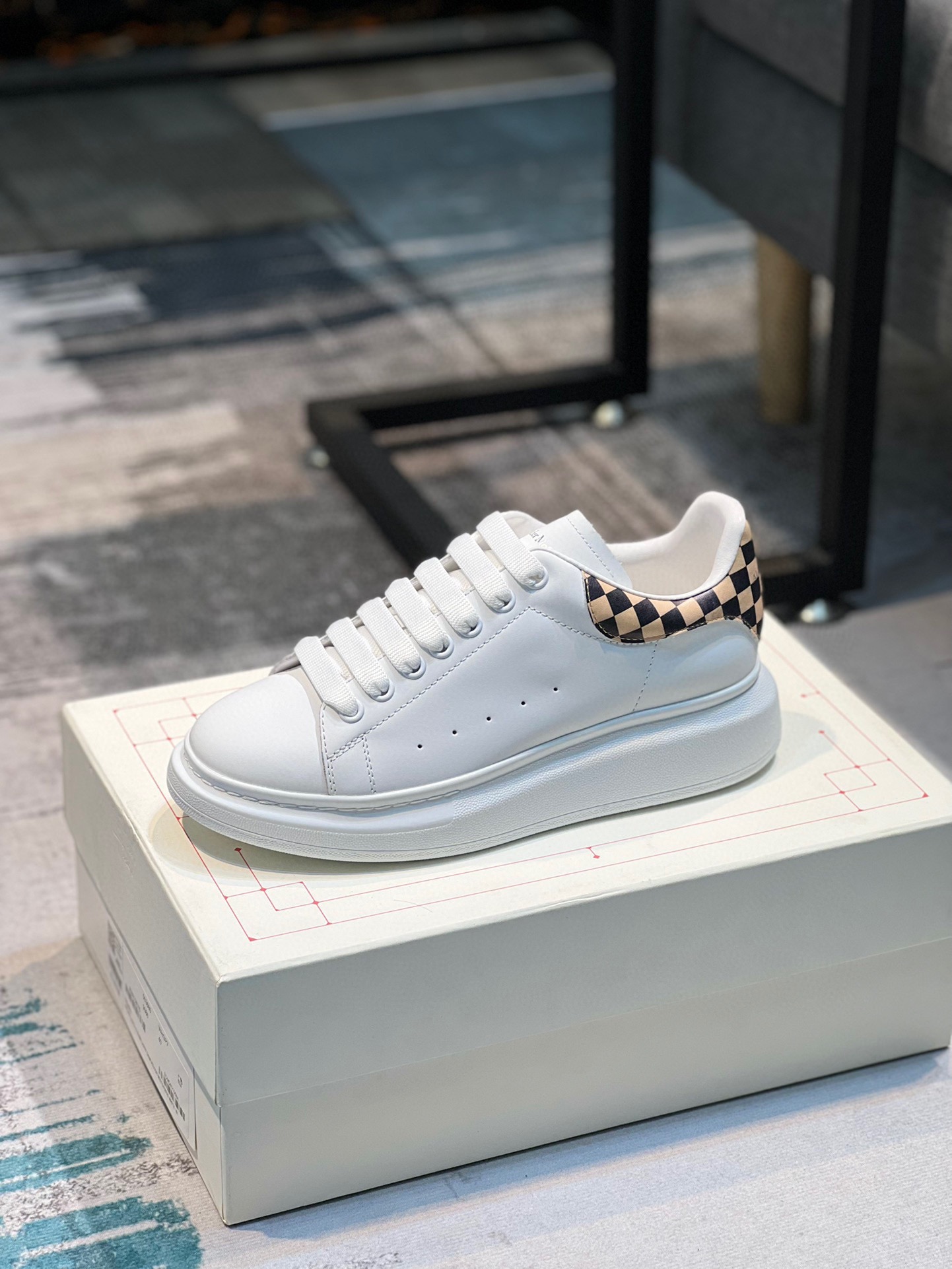 K0 Alexander McQUEEN正品爆拆 1：1顶级 麦昆 Alexander McQueen 原版皮料白色进口丝绸皮 原版白色鞋盒 布袋手提袋 全套包装、多送一副鞋带后包工艺采用进口定型机热熔胶定型完美正品复刻-  麦昆 Alexander McQueen  经典明星爆款百搭款  回头率 G5 %1⃣面料：意大利进口高质感.抗水擦不变色质.丝绸牛皮配色2⃣内里：进口A级水染羊皮 价格和牛皮里同等 比牛皮上脚还舒适垫脚：牛皮垫脚垫脚超清晰高温空压logo3⃣大底：原版私模橡胶TPU全哑光大底，男款女款磨具楦型都不一样 4⃣鸡眼：全钢鸡眼➕垫片也是全钢 不变形不掉色 pk市场 铁制造鸡眼 厚底设计 约4.5cm