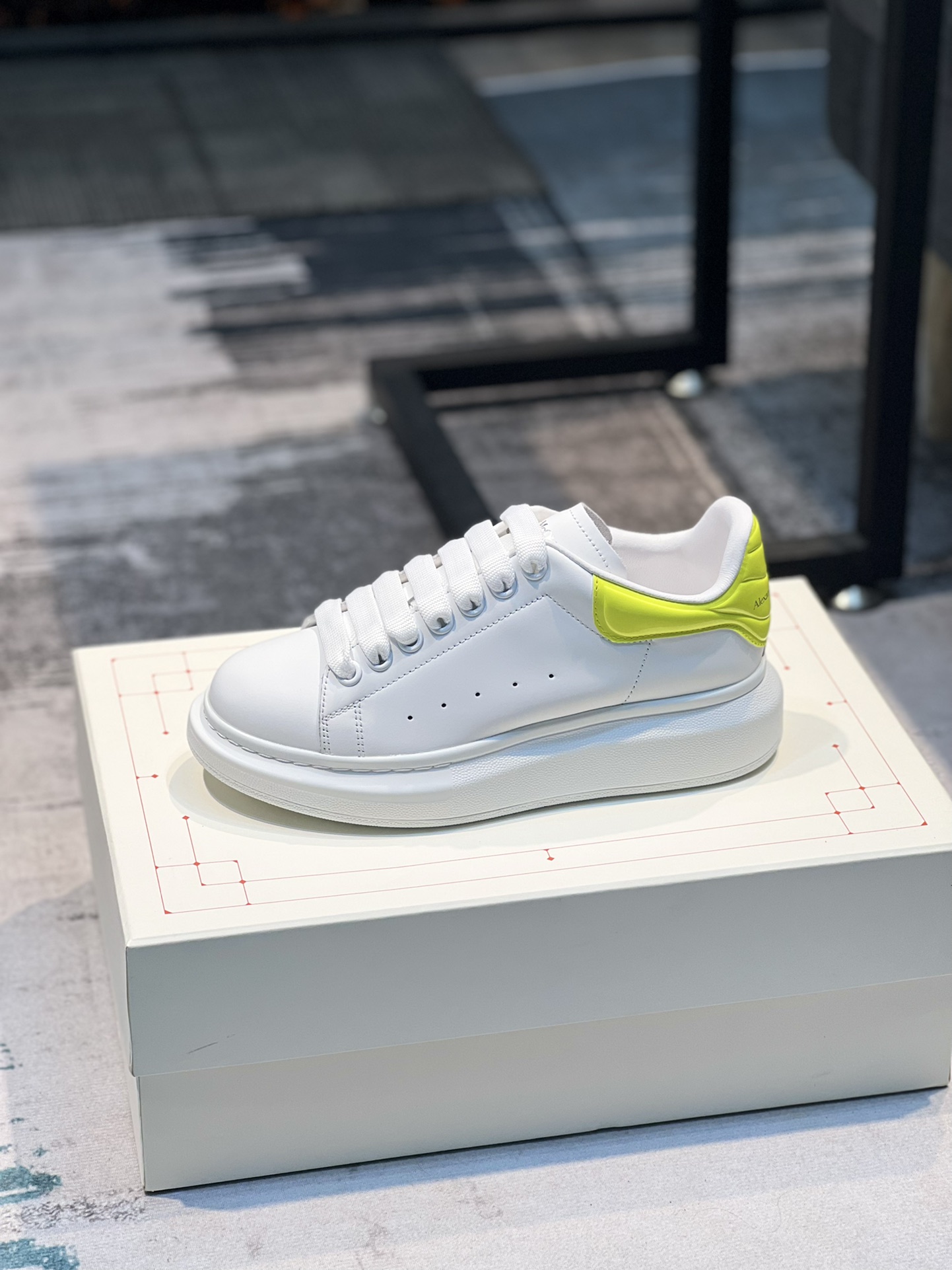 K0 Alexander McQUEEN正品爆拆 1：1顶级 麦昆 Alexander McQueen 原版皮料白色进口丝绸皮 原版白色鞋盒 布袋手提袋 全套包装、多送一副鞋带后包工艺采用进口定型机热熔胶定型完美正品复刻-  麦昆 Alexander McQueen  经典明星爆款百搭款  回头率 G5 %1⃣面料：意大利进口高质感.抗水擦不变色质.丝绸牛皮配色2⃣内里：进口A级水染羊皮 价格和牛皮里同等 比牛皮上脚还舒适垫脚：牛皮垫脚垫脚超清晰高温空压logo3⃣大底：原版私模橡胶TPU全哑光大底，男款女款磨具楦型都不一样 4⃣鸡眼：全钢鸡眼➕垫片也是全钢 不变形不掉色 pk市场 铁制造鸡眼 厚底设计 约4.5cm