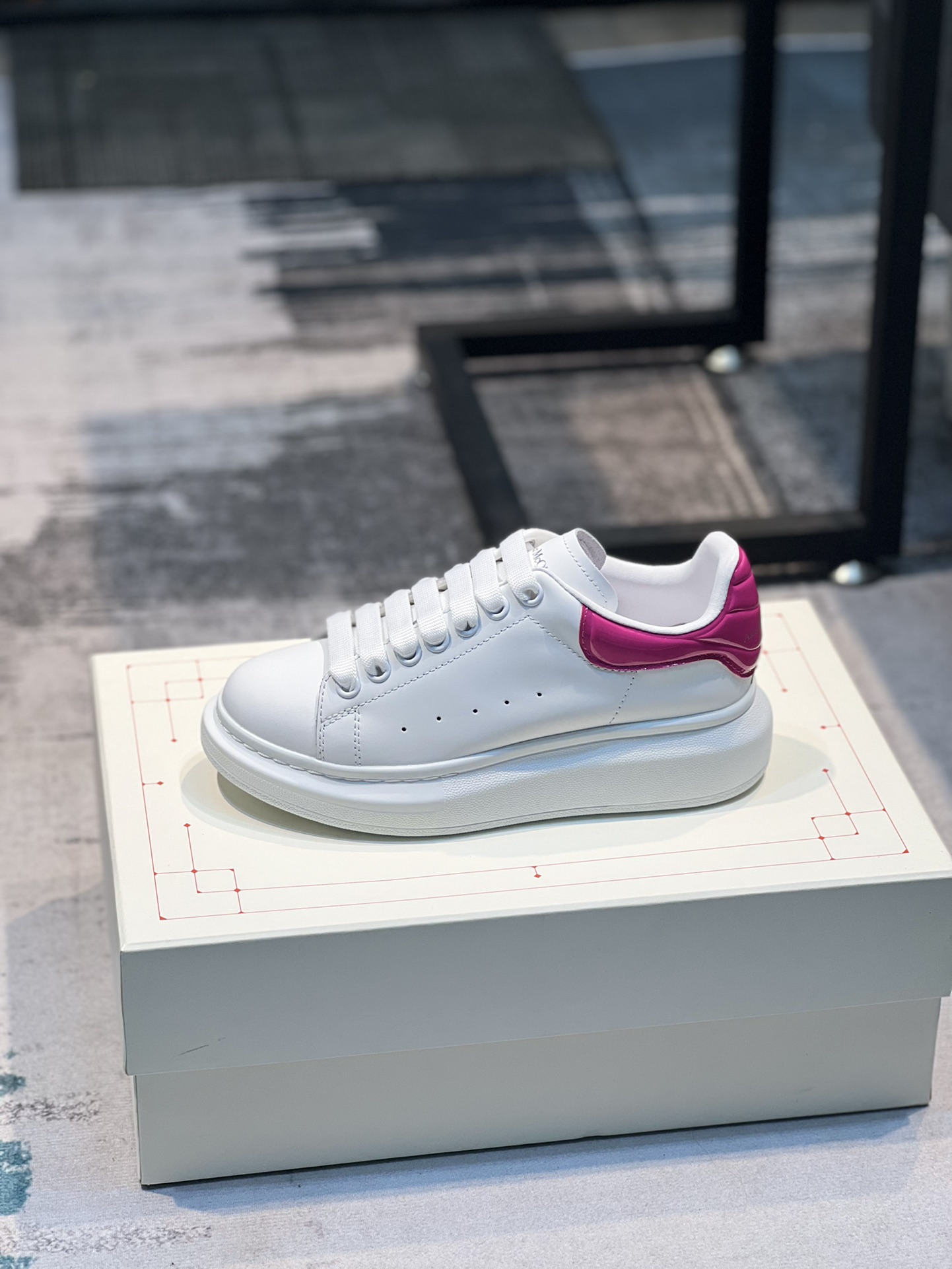 K0 Alexander McQUEEN正品爆拆 1：1顶级 麦昆 Alexander McQueen 原版皮料白色进口丝绸皮 原版白色鞋盒 布袋手提袋 全套包装、多送一副鞋带后包工艺采用进口定型机热熔胶定型完美正品复刻-  麦昆 Alexander McQueen  经典明星爆款百搭款  回头率 G5 %1⃣面料：意大利进口高质感.抗水擦不变色质.丝绸牛皮配色2⃣内里：进口A级水染羊皮 价格和牛皮里同等 比牛皮上脚还舒适垫脚：牛皮垫脚垫脚超清晰高温空压logo3⃣大底：原版私模橡胶TPU全哑光大底，男款女款磨具楦型都不一样 4⃣鸡眼：全钢鸡眼➕垫片也是全钢 不变形不掉色 pk市场 铁制造鸡眼 厚底设计 约4.5cm