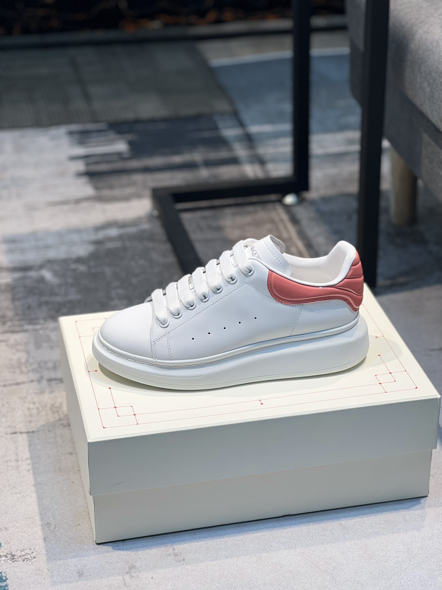 K0 Alexander McQUEEN正品爆拆 1：1顶级 麦昆 Alexander McQueen 原版皮料白色进口丝绸皮 原版白色鞋盒 布袋手提袋 全套包装、多送一副鞋带后包工艺采用进口定型机热熔胶定型完美正品复刻-  麦昆 Alexander McQueen  经典明星爆款百搭款  回头率 G5 %1⃣面料：意大利进口高质感.抗水擦不变色质.丝绸牛皮配色2⃣内里：进口A级水染羊皮 价格和牛皮里同等 比牛皮上脚还舒适垫脚：牛皮垫脚垫脚超清晰高温空压logo3⃣大底：原版私模橡胶TPU全哑光大底，男款女款磨具楦型都不一样 4⃣鸡眼：全钢鸡眼➕垫片也是全钢 不变形不掉色 pk市场 铁制造鸡眼 厚底设计 约4.5cm