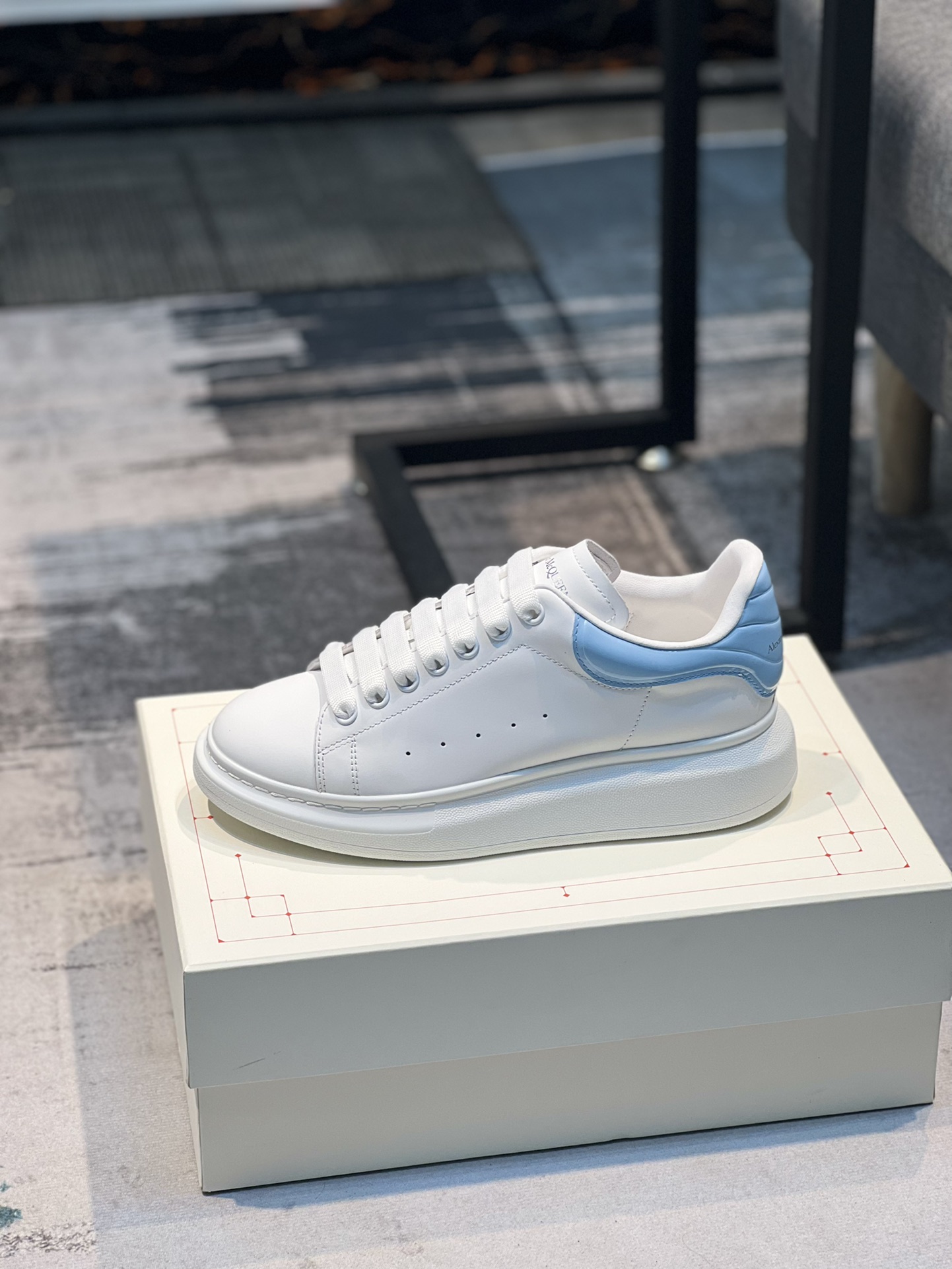 K0 Alexander McQUEEN正品爆拆 1：1顶级 麦昆 Alexander McQueen 原版皮料白色进口丝绸皮 原版白色鞋盒 布袋手提袋 全套包装、多送一副鞋带后包工艺采用进口定型机热熔胶定型完美正品复刻-  麦昆 Alexander McQueen  经典明星爆款百搭款  回头率 G5 %1⃣面料：意大利进口高质感.抗水擦不变色质.丝绸牛皮配色2⃣内里：进口A级水染羊皮 价格和牛皮里同等 比牛皮上脚还舒适垫脚：牛皮垫脚垫脚超清晰高温空压logo3⃣大底：原版私模橡胶TPU全哑光大底，男款女款磨具楦型都不一样 4⃣鸡眼：全钢鸡眼➕垫片也是全钢 不变形不掉色 pk市场 铁制造鸡眼 厚底设计 约4.5cm