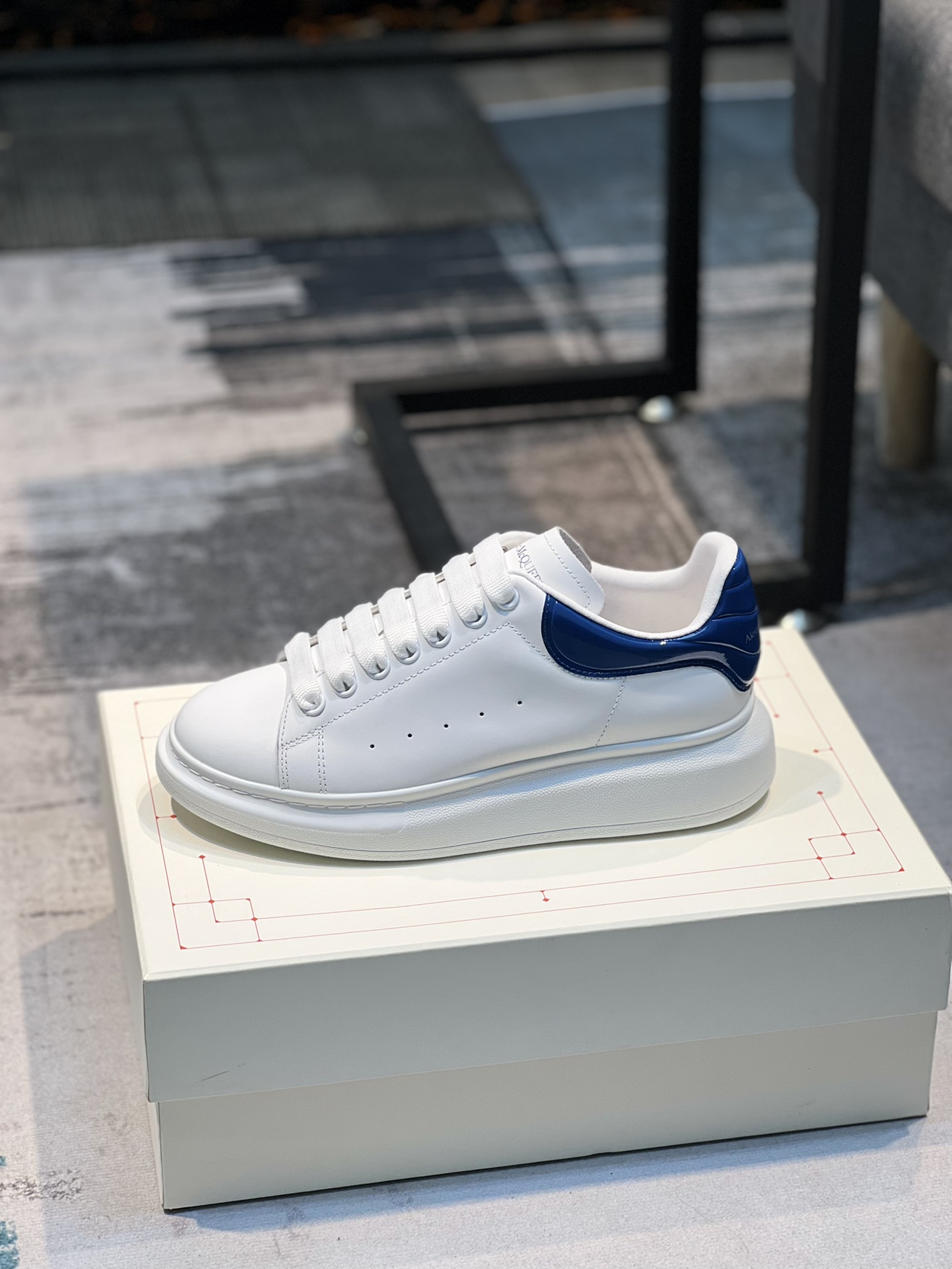 K0 Alexander McQUEEN正品爆拆 1：1顶级 麦昆 Alexander McQueen 原版皮料白色进口丝绸皮 原版白色鞋盒 布袋手提袋 全套包装、多送一副鞋带后包工艺采用进口定型机热熔胶定型完美正品复刻-  麦昆 Alexander McQueen  经典明星爆款百搭款  回头率 G5 %1⃣面料：意大利进口高质感.抗水擦不变色质.丝绸牛皮配色2⃣内里：进口A级水染羊皮 价格和牛皮里同等 比牛皮上脚还舒适垫脚：牛皮垫脚垫脚超清晰高温空压logo3⃣大底：原版私模橡胶TPU全哑光大底，男款女款磨具楦型都不一样 4⃣鸡眼：全钢鸡眼➕垫片也是全钢 不变形不掉色 pk市场 铁制造鸡眼 厚底设计 约4.5cm