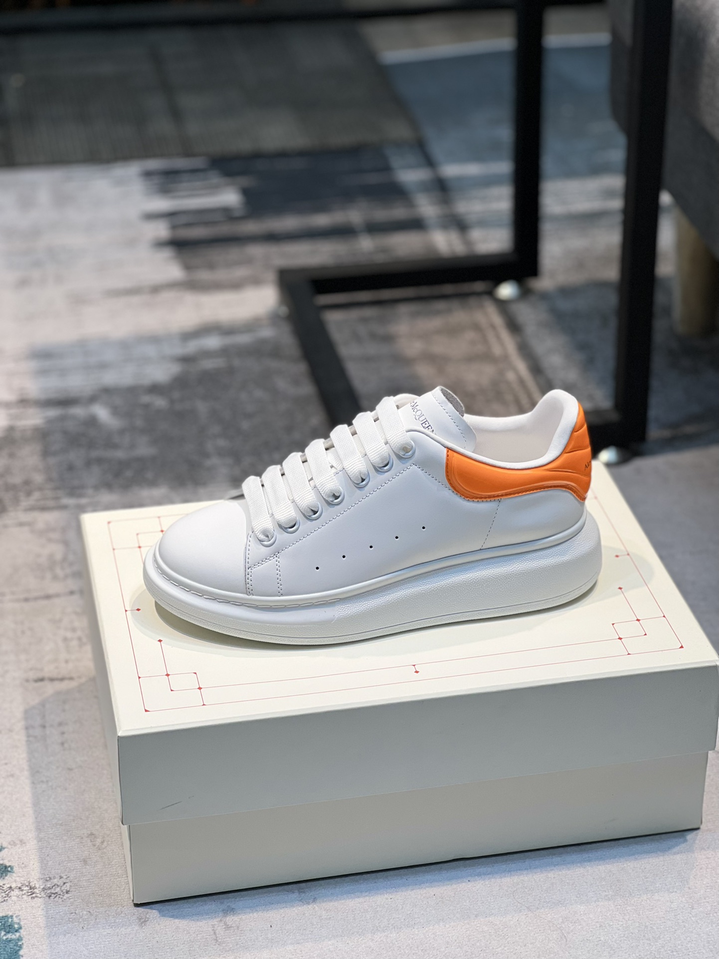 K0 Alexander McQUEEN正品爆拆 1：1顶级 麦昆 Alexander McQueen 原版皮料白色进口丝绸皮 原版白色鞋盒 布袋手提袋 全套包装、多送一副鞋带后包工艺采用进口定型机热熔胶定型完美正品复刻-  麦昆 Alexander McQueen  经典明星爆款百搭款  回头率 G5 %1⃣面料：意大利进口高质感.抗水擦不变色质.丝绸牛皮配色2⃣内里：进口A级水染羊皮 价格和牛皮里同等 比牛皮上脚还舒适垫脚：牛皮垫脚垫脚超清晰高温空压logo3⃣大底：原版私模橡胶TPU全哑光大底，男款女款磨具楦型都不一样 4⃣鸡眼：全钢鸡眼➕垫片也是全钢 不变形不掉色 pk市场 铁制造鸡眼 厚底设计 约4.5cm