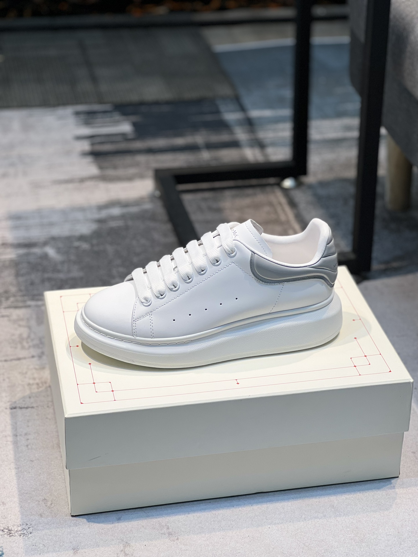 K0 Alexander McQUEEN正品爆拆 1：1顶级 麦昆 Alexander McQueen 原版皮料白色进口丝绸皮 原版白色鞋盒 布袋手提袋 全套包装、多送一副鞋带后包工艺采用进口定型机热熔胶定型完美正品复刻-  麦昆 Alexander McQueen  经典明星爆款百搭款  回头率 G5 %1⃣面料：意大利进口高质感.抗水擦不变色质.丝绸牛皮配色2⃣内里：进口A级水染羊皮 价格和牛皮里同等 比牛皮上脚还舒适垫脚：牛皮垫脚垫脚超清晰高温空压logo3⃣大底：原版私模橡胶TPU全哑光大底，男款女款磨具楦型都不一样 4⃣鸡眼：全钢鸡眼➕垫片也是全钢 不变形不掉色 pk市场 铁制造鸡眼 厚底设计 约4.5cm