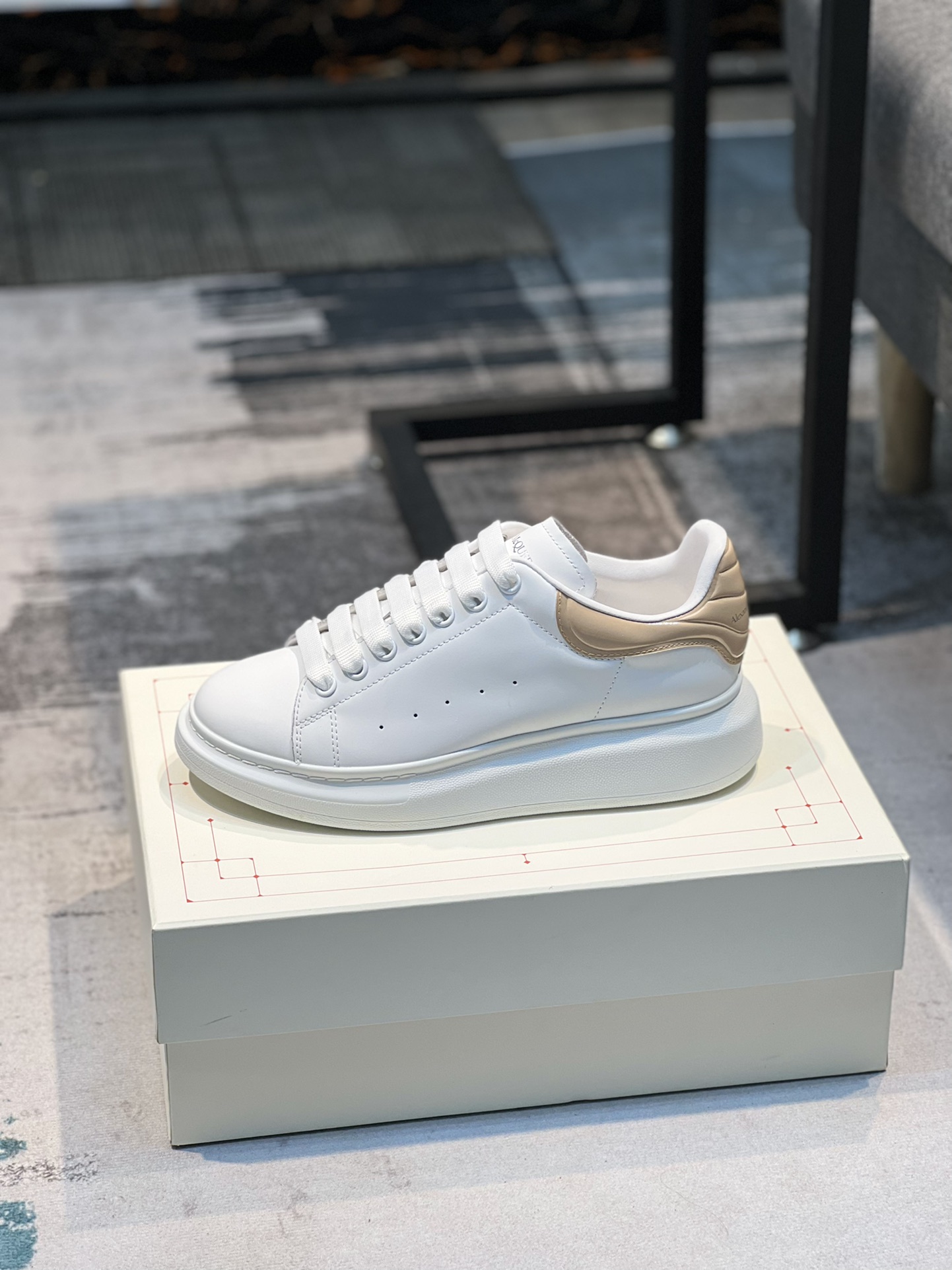 K0 Alexander McQUEEN正品爆拆 1：1顶级 麦昆 Alexander McQueen 原版皮料白色进口丝绸皮 原版白色鞋盒 布袋手提袋 全套包装、多送一副鞋带后包工艺采用进口定型机热熔胶定型完美正品复刻-  麦昆 Alexander McQueen  经典明星爆款百搭款  回头率 G5 %1⃣面料：意大利进口高质感.抗水擦不变色质.丝绸牛皮配色2⃣内里：进口A级水染羊皮 价格和牛皮里同等 比牛皮上脚还舒适垫脚：牛皮垫脚垫脚超清晰高温空压logo3⃣大底：原版私模橡胶TPU全哑光大底，男款女款磨具楦型都不一样 4⃣鸡眼：全钢鸡眼➕垫片也是全钢 不变形不掉色 pk市场 铁制造鸡眼 厚底设计 约4.5cm