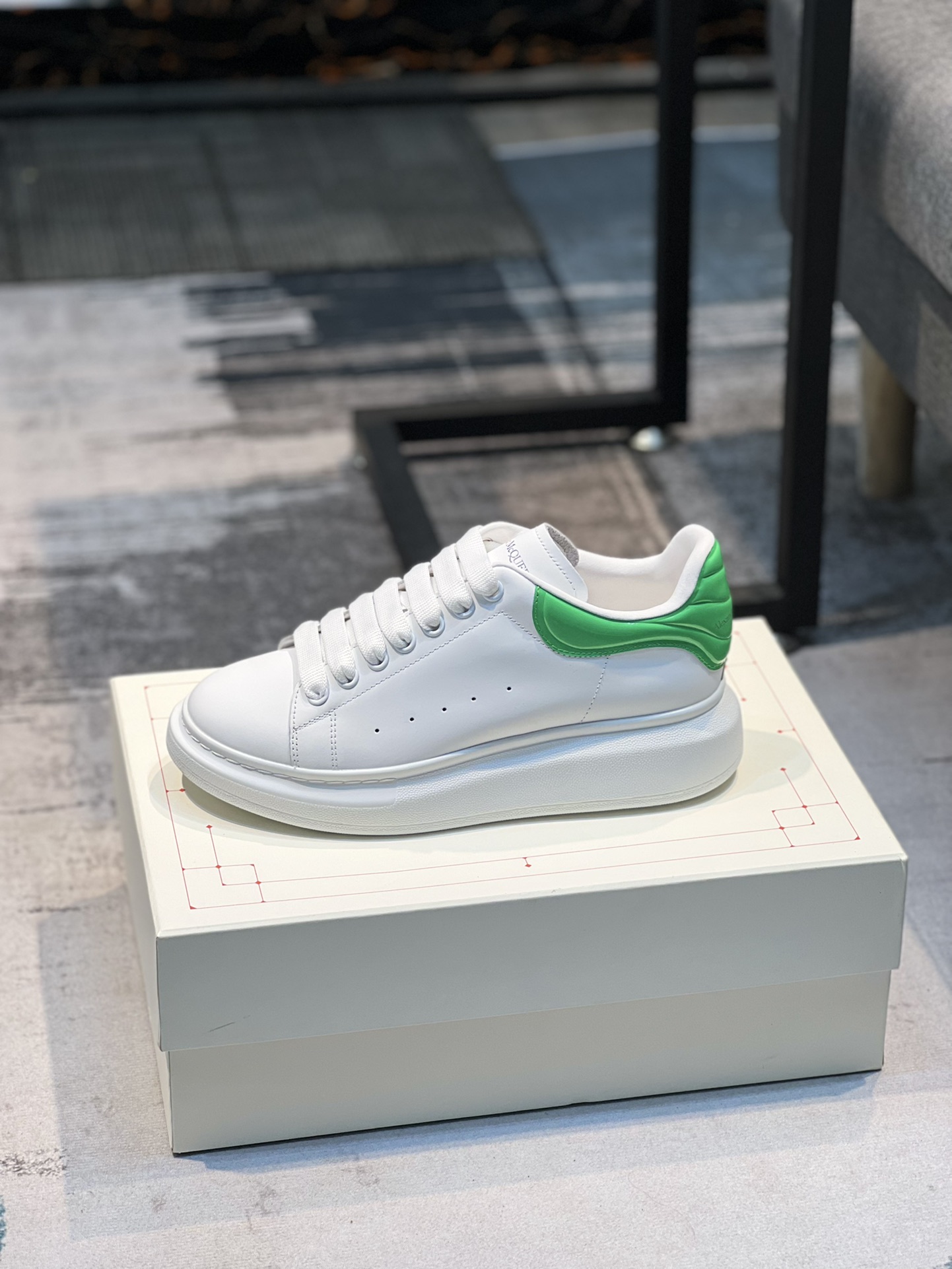 K0 Alexander McQUEEN正品爆拆 1：1顶级 麦昆 Alexander McQueen 原版皮料白色进口丝绸皮 原版白色鞋盒 布袋手提袋 全套包装、多送一副鞋带后包工艺采用进口定型机热熔胶定型完美正品复刻-  麦昆 Alexander McQueen  经典明星爆款百搭款  回头率 G5 %1⃣面料：意大利进口高质感.抗水擦不变色质.丝绸牛皮配色2⃣内里：进口A级水染羊皮 价格和牛皮里同等 比牛皮上脚还舒适垫脚：牛皮垫脚垫脚超清晰高温空压logo3⃣大底：原版私模橡胶TPU全哑光大底，男款女款磨具楦型都不一样 4⃣鸡眼：全钢鸡眼➕垫片也是全钢 不变形不掉色 pk市场 铁制造鸡眼 厚底设计 约4.5cm