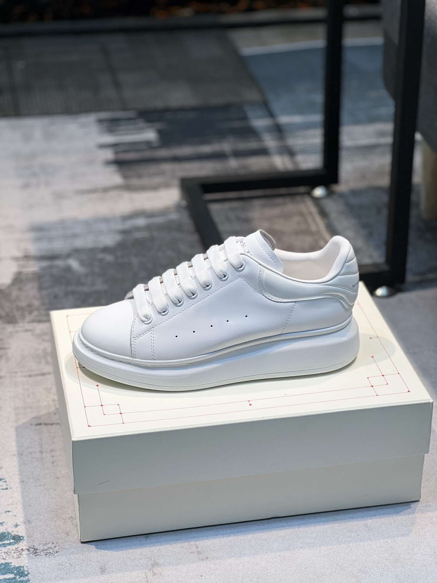 K0 Alexander McQUEEN正品爆拆 1：1顶级 麦昆 Alexander McQueen 原版皮料白色进口丝绸皮 原版白色鞋盒 布袋手提袋 全套包装、多送一副鞋带后包工艺采用进口定型机热熔胶定型完美正品复刻-  麦昆 Alexander McQueen  经典明星爆款百搭款  回头率 G5 %1⃣面料：意大利进口高质感.抗水擦不变色质.丝绸牛皮配色2⃣内里：进口A级水染羊皮 价格和牛皮里同等 比牛皮上脚还舒适垫脚：牛皮垫脚垫脚超清晰高温空压logo3⃣大底：原版私模橡胶TPU全哑光大底，男款女款磨具楦型都不一样 4⃣鸡眼：全钢鸡眼➕垫片也是全钢 不变形不掉色 pk市场 铁制造鸡眼 厚底设计 约4.5cm