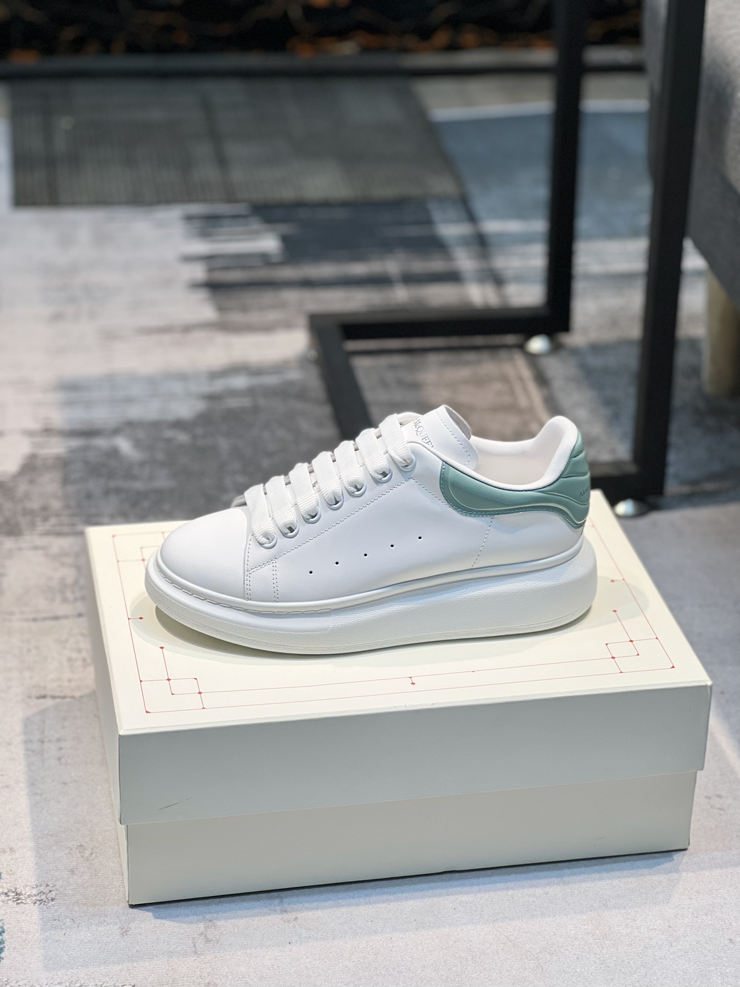 K0 Alexander McQUEEN正品爆拆 1：1顶级 麦昆 Alexander McQueen 原版皮料白色进口丝绸皮 原版白色鞋盒 布袋手提袋 全套包装、多送一副鞋带后包工艺采用进口定型机热熔胶定型完美正品复刻-  麦昆 Alexander McQueen  经典明星爆款百搭款  回头率 G5 %1⃣面料：意大利进口高质感.抗水擦不变色质.丝绸牛皮配色2⃣内里：进口A级水染羊皮 价格和牛皮里同等 比牛皮上脚还舒适垫脚：牛皮垫脚垫脚超清晰高温空压logo3⃣大底：原版私模橡胶TPU全哑光大底，男款女款磨具楦型都不一样 4⃣鸡眼：全钢鸡眼➕垫片也是全钢 不变形不掉色 pk市场 铁制造鸡眼 厚底设计 约4.5cm