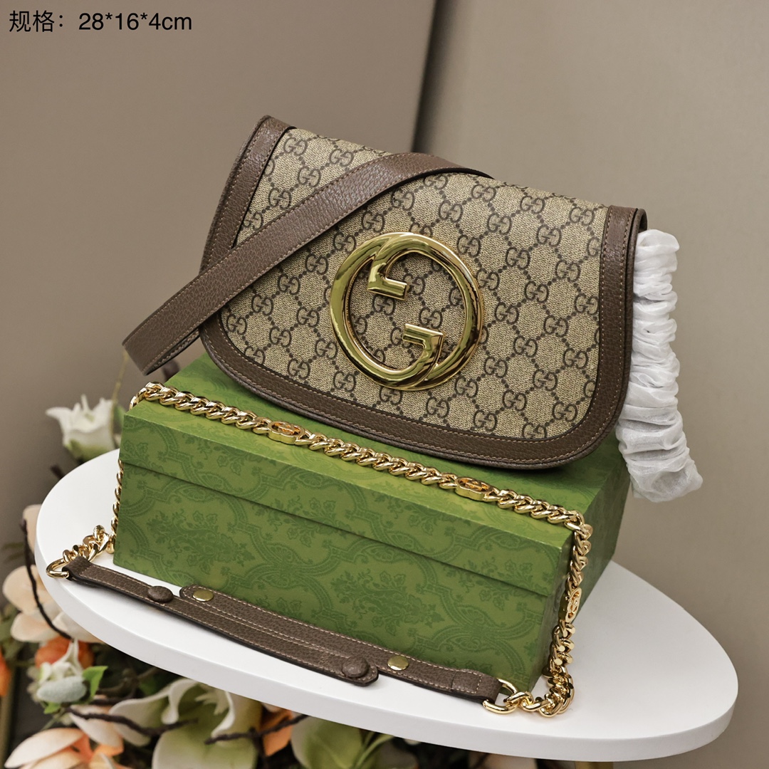 Gucci Blondie系列新款手袋💰320 高端品质 从包型到质地都充满了浓郁复古味，重新调整后的圆形双G logo，重构简洁美学，让包在看起来时尚摩登的同时，又不显得夸张，可以hold住通勤、约会、逛街等多种场景，而且这个包型也很百搭，只需要通过调整肩带，就可以一包三用，斜挎、腋下和手拿都很适合。 规格：28*16*4cm