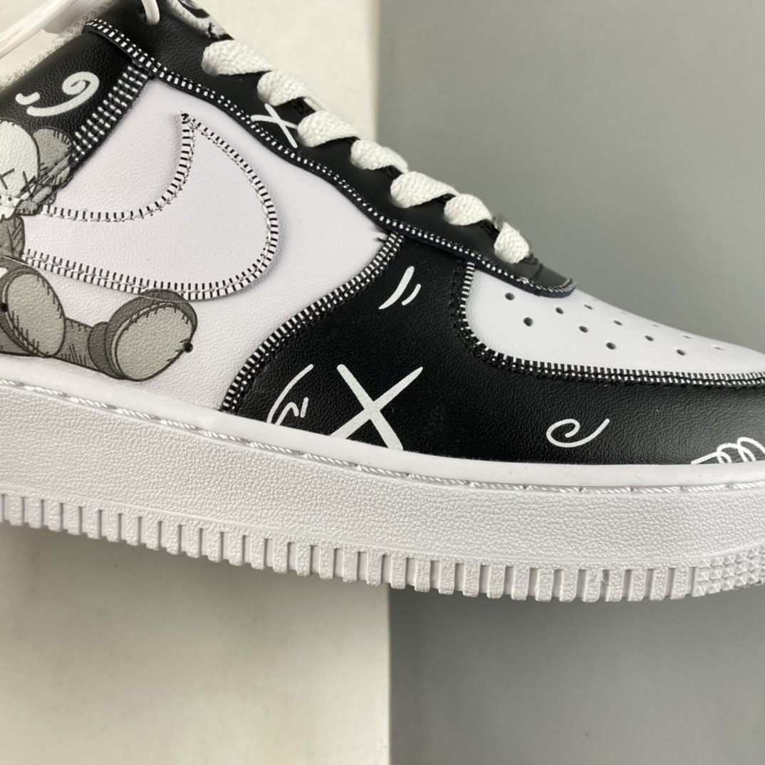 P260  Kaws x Nike Air Force 1’07 Low 黑白小熊联名配色 空军一号低帮休闲板鞋 CW2288-777