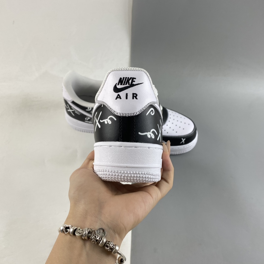 P260  Kaws x Nike Air Force 1’07 Low 黑白小熊联名配色 空军一号低帮休闲板鞋 CW2288-777