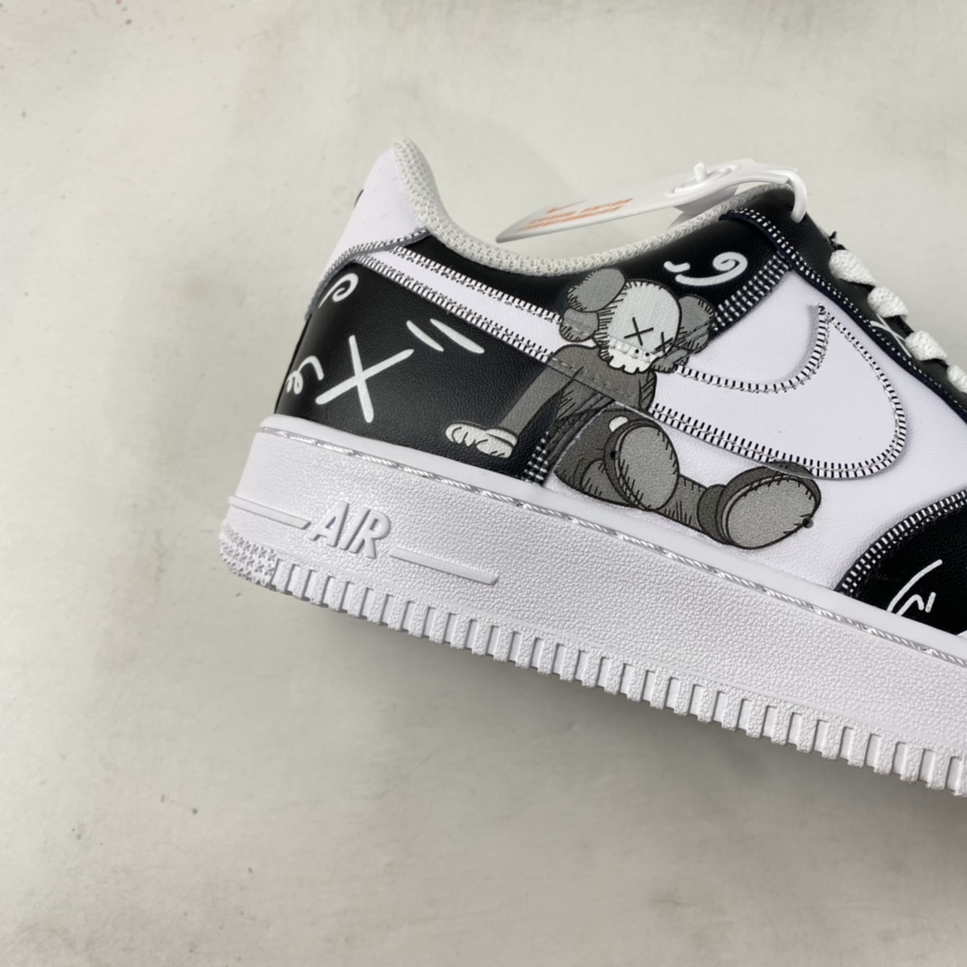 P260  Kaws x Nike Air Force 1’07 Low 黑白小熊联名配色 空军一号低帮休闲板鞋 CW2288-777