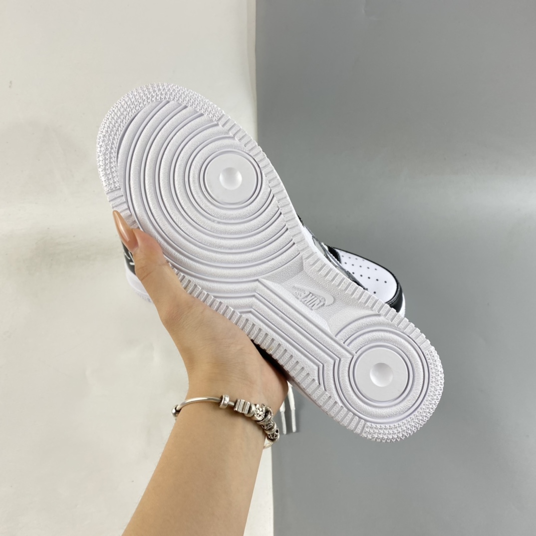 P260  Kaws x Nike Air Force 1’07 Low 黑白小熊联名配色 空军一号低帮休闲板鞋 CW2288-777