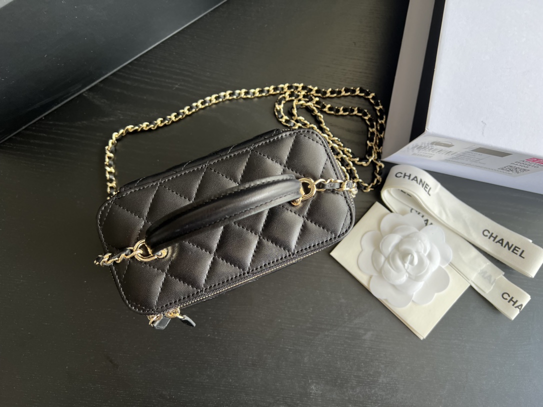 [Chanel Women