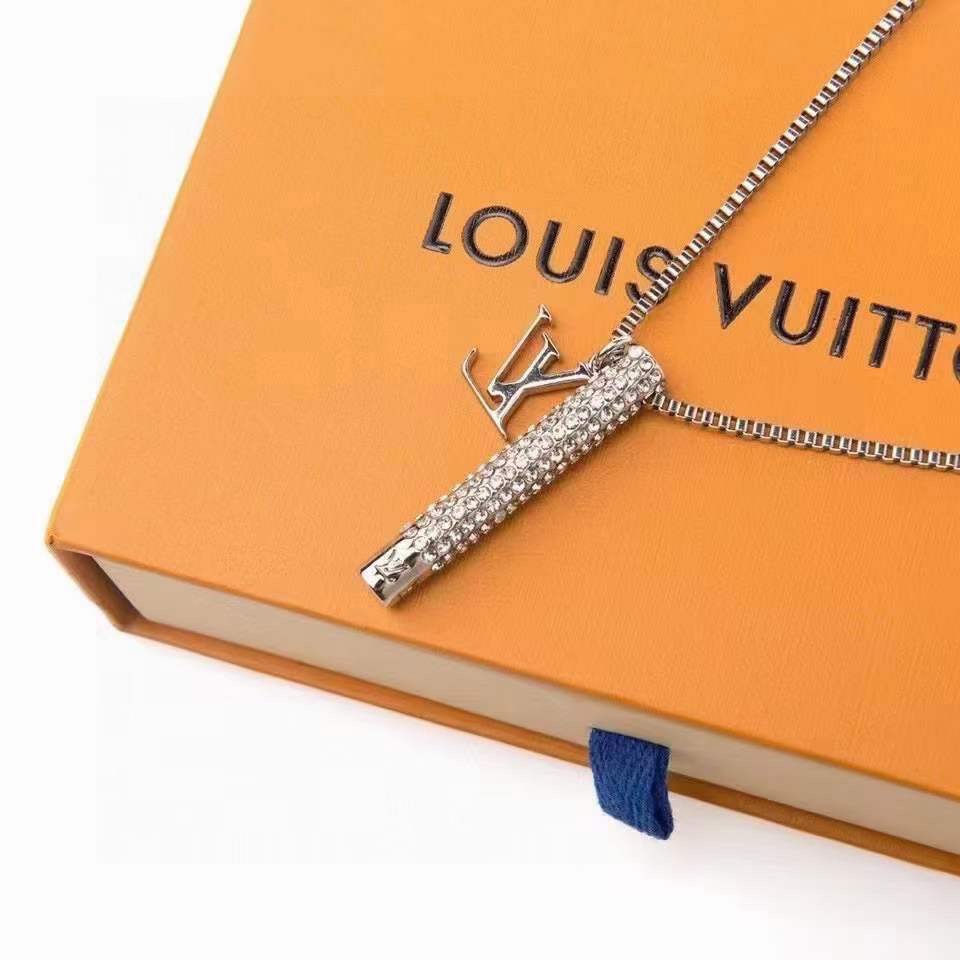 NO:103513,Louis Vuitton Silver Full Color Drill Whistle Women's Love Couple Chain Pendant Chain Whistle The necklace is made of transparent crystal-intact brand whistle pendant, L-shaped logo is located on the side, and lightly hung on the adjustable chain, releasing the bright light together, which represents Louis Vuitton's attention-catching temperament., Lv necklace, louis vuitton, louis vuitton, louis vuitton, louis vuitton, necklace19860909路威易登# Louis Vuitton银满色钻口哨女男款情项侣链 Pendant Chain Whistle 项采链用剔透水镶晶嵌品牌铭哨纹子吊坠,L字标母识栖身一旁,在调可节链条轻上轻悬挂,共释同放璀光璨芒,宣属示于路易威的登瞩目气质.,Lv项链,louis vuitton,louis vuitton,louis vuitton,necklace,Jewelry