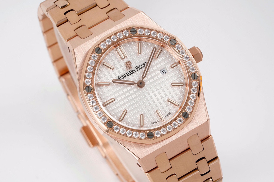 爱彼 AP 皇家橡树石英女款型号67651ST.ZZ.1261ST.01 直径33毫米