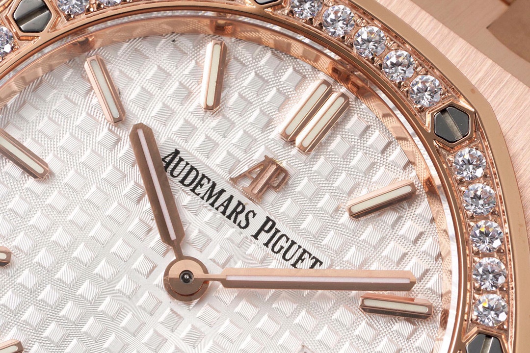 爱彼 AP 皇家橡树石英女款型号67651ST.ZZ.1261ST.01 直径33毫米