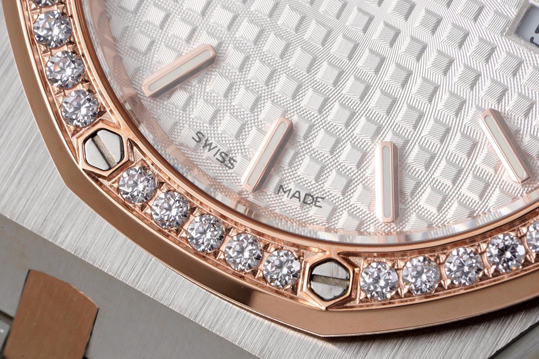 爱彼 AP 皇家橡树石英女款型号67651ST.ZZ.1261ST.01 直径33毫米