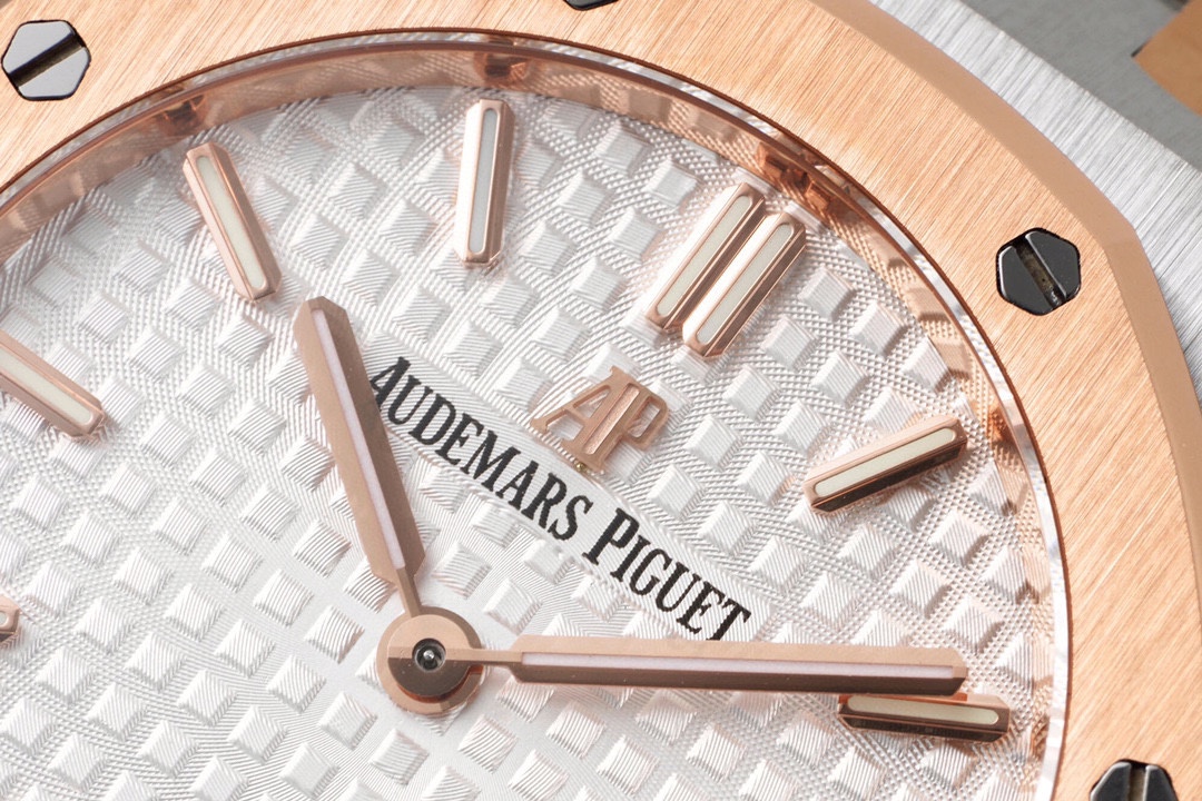 爱彼 AP 皇家橡树石英女款型号67651ST.ZZ.1261ST.01 直径33毫米