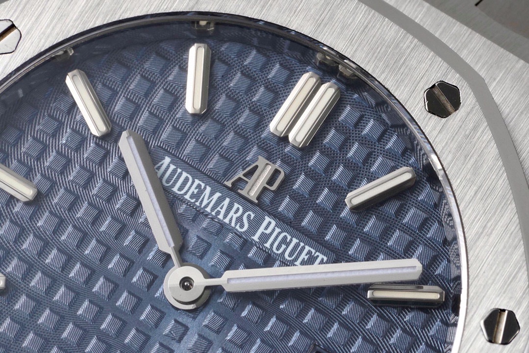 爱彼 AP 皇家橡树石英女款型号67651ST.ZZ.1261ST.01 直径33毫米