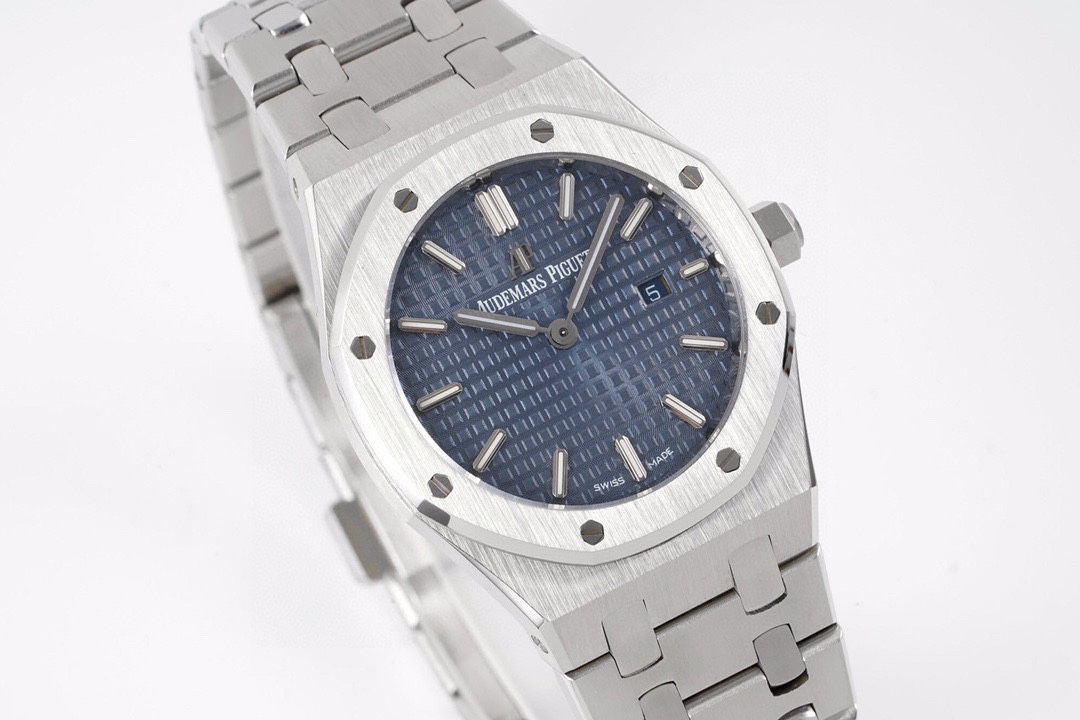 爱彼 AP 皇家橡树石英女款型号67651ST.ZZ.1261ST.01 直径33毫米