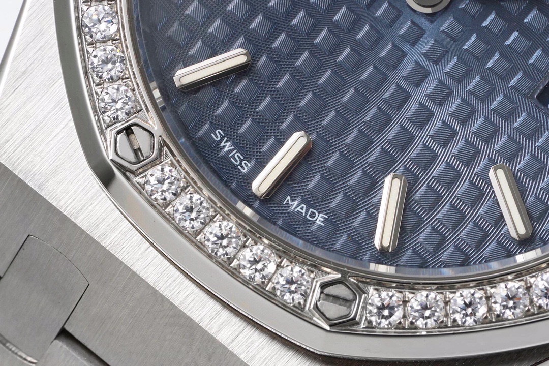 爱彼 AP 皇家橡树石英女款型号67651ST.ZZ.1261ST.01 直径33毫米