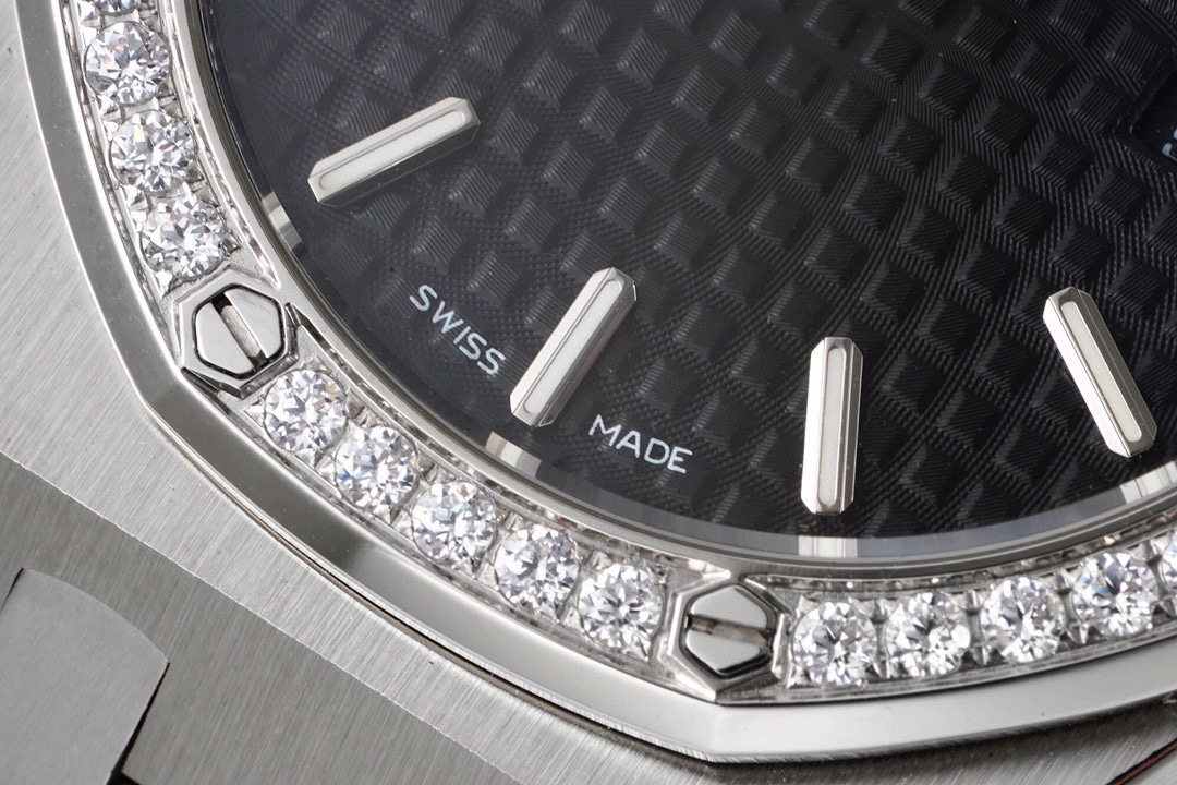 爱彼 AP 皇家橡树石英女款型号67651ST.ZZ.1261ST.01 直径33毫米