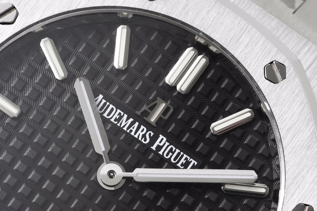 爱彼 AP 皇家橡树石英女款型号67651ST.ZZ.1261ST.01 直径33毫米