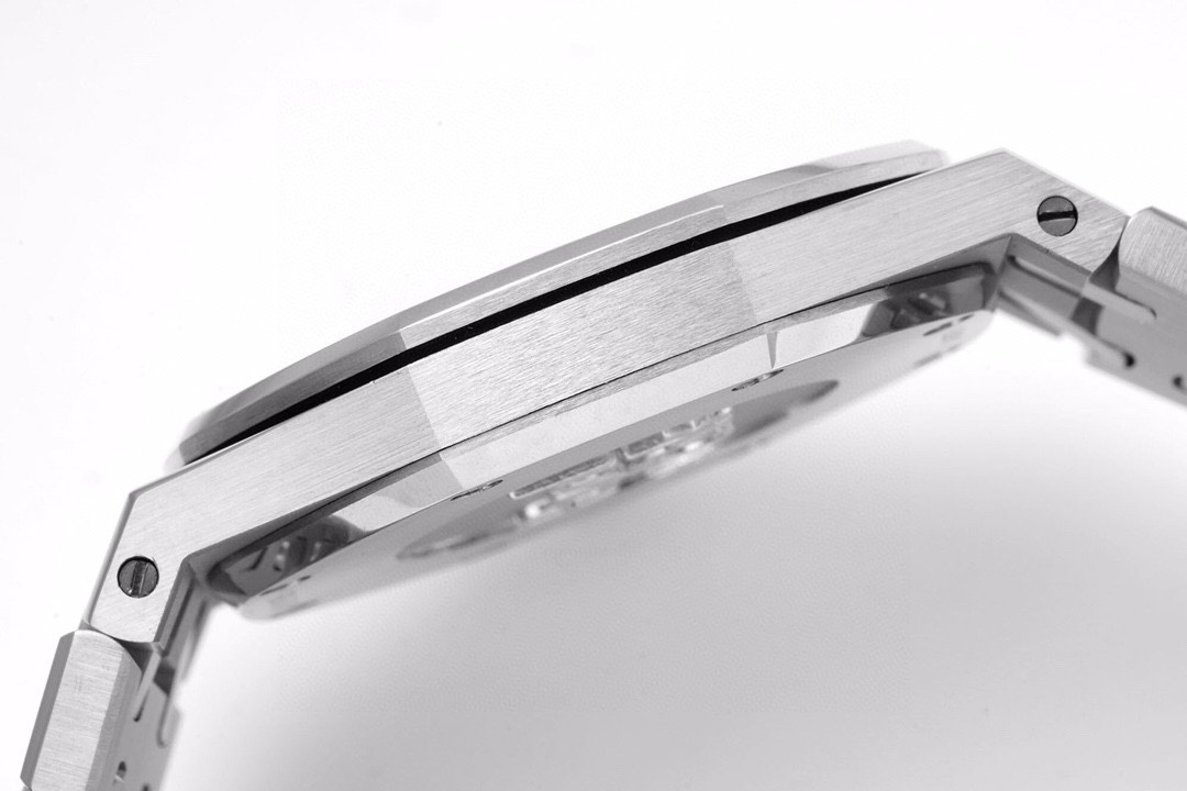 爱彼 AP 皇家橡树石英女款型号67651ST.ZZ.1261ST.01 直径33毫米