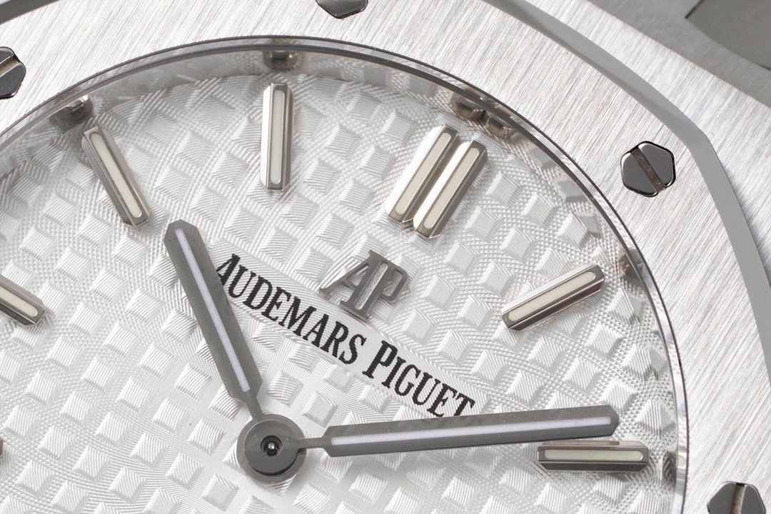 爱彼 AP 皇家橡树石英女款型号67651ST.ZZ.1261ST.01 直径33毫米