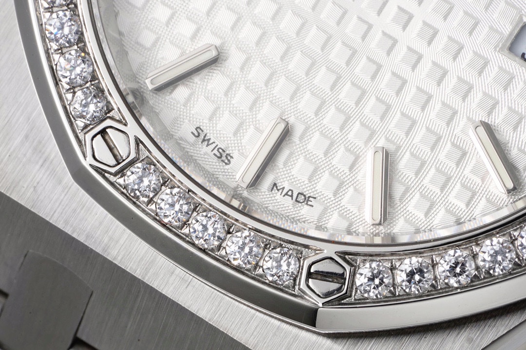 爱彼 AP 皇家橡树石英女款型号67651ST.ZZ.1261ST.01 直径33毫米