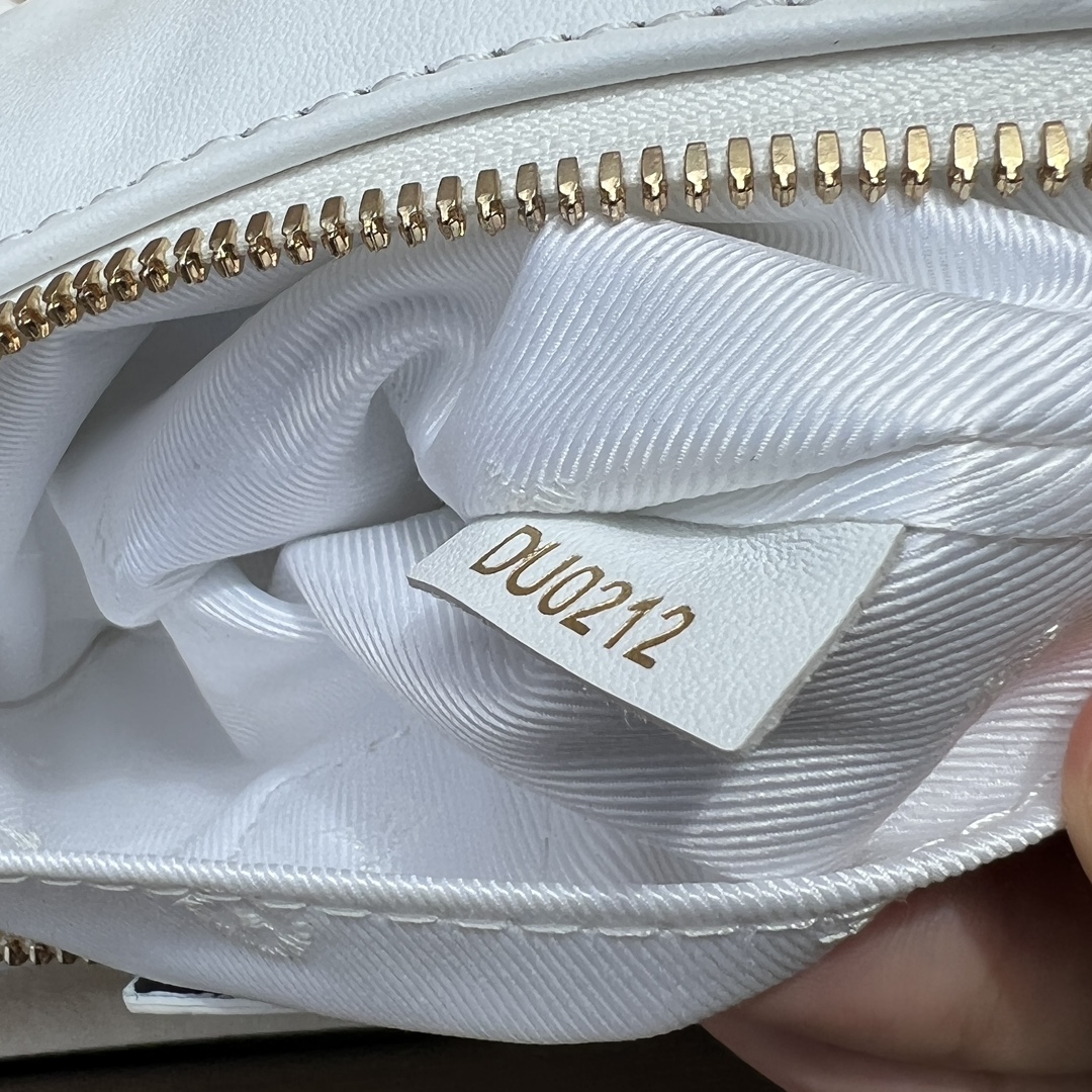 🌼m59959尺寸:27.5×16×7cm LV海外渠道资源特供新款月亮包❗️本款Over The mo