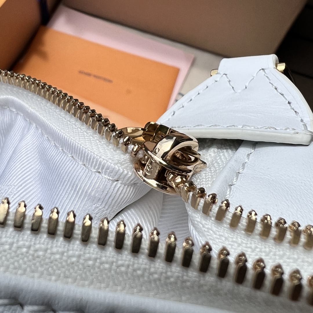 🌼m59959尺寸:27.5×16×7cm LV海外渠道资源特供新款月亮包❗️本款Over The mo