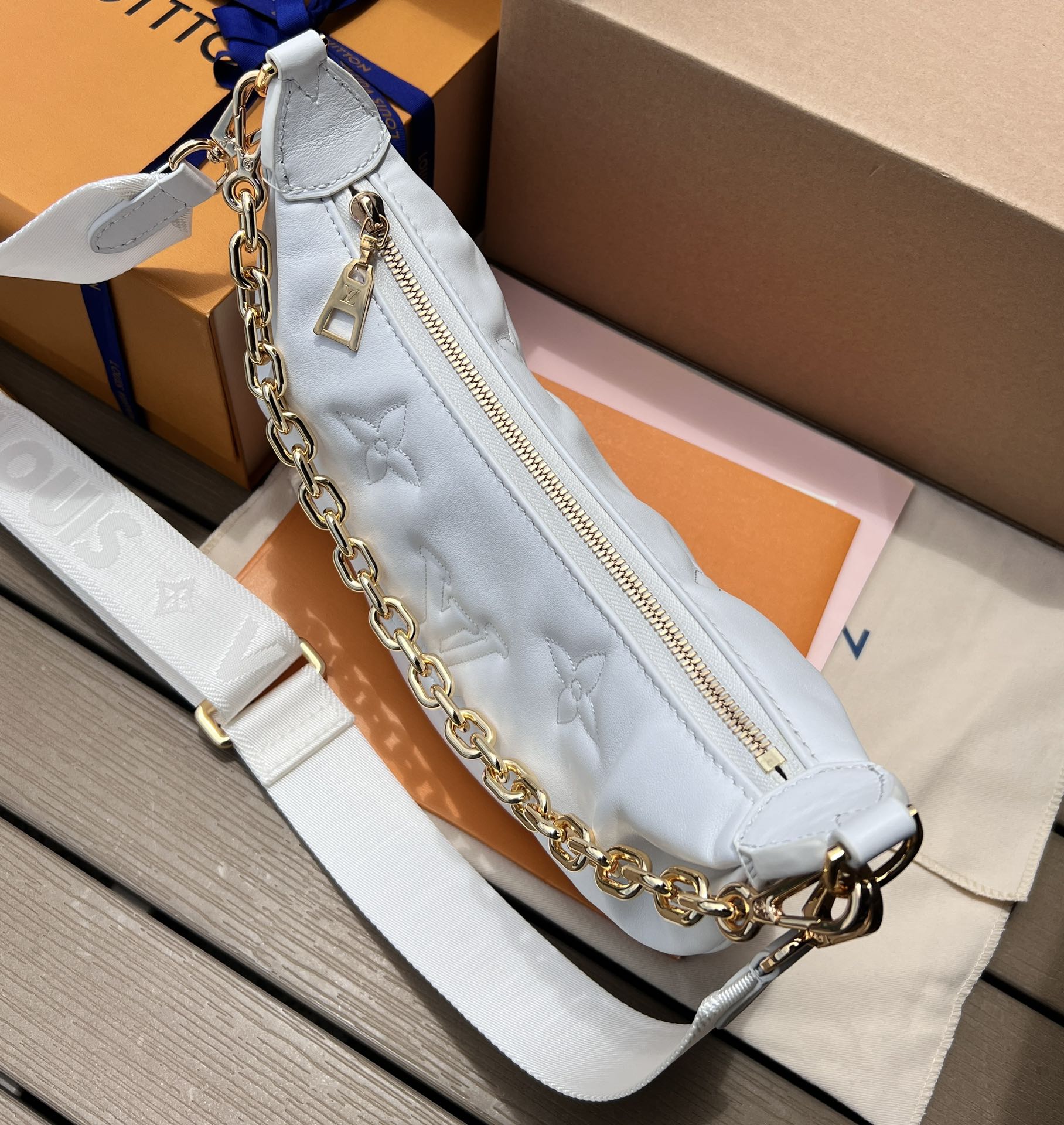 🌼m59959尺寸:27.5×16×7cm LV海外渠道资源特供新款月亮包❗️本款Over The mo