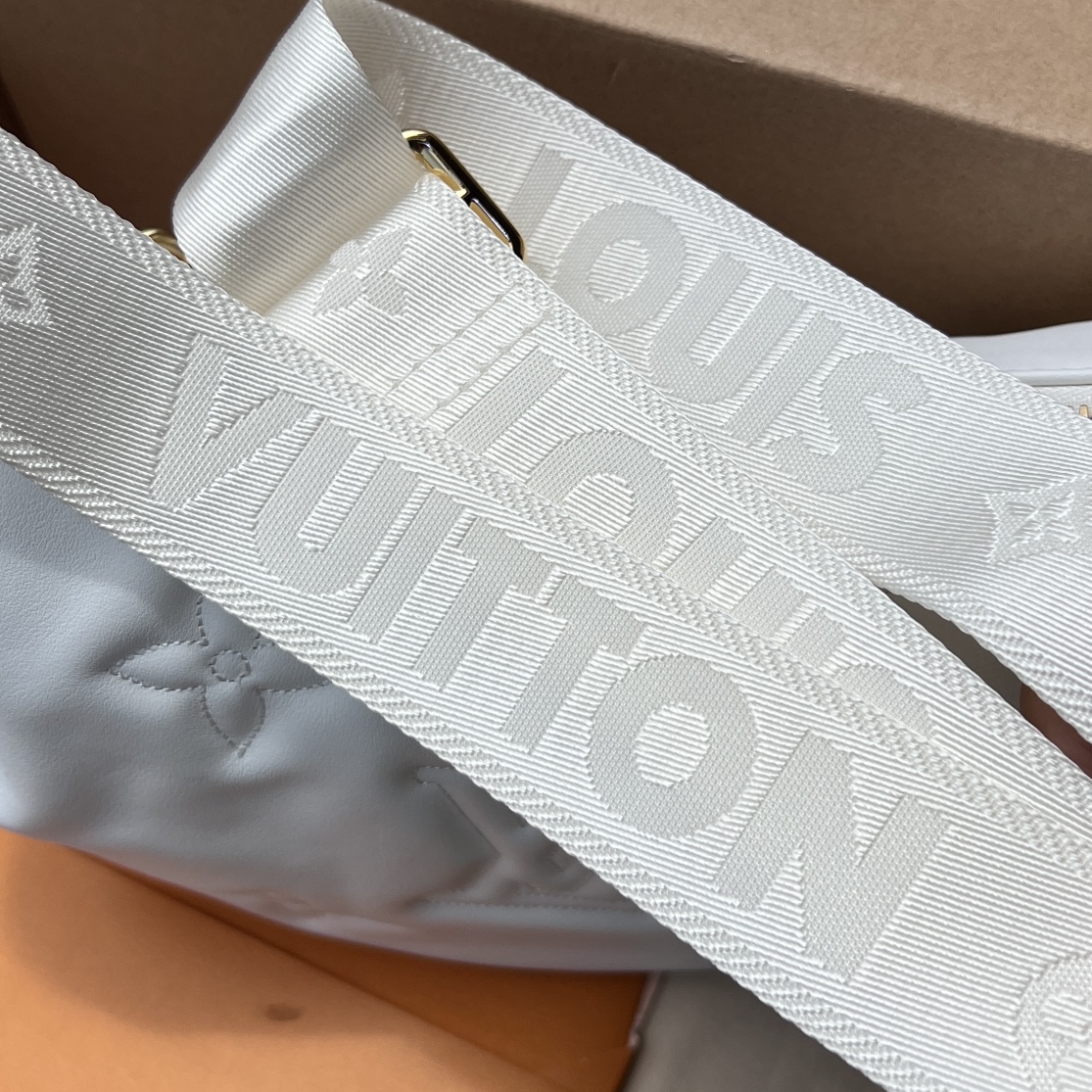 🌼m59959尺寸:27.5×16×7cm LV海外渠道资源特供新款月亮包❗️本款Over The mo