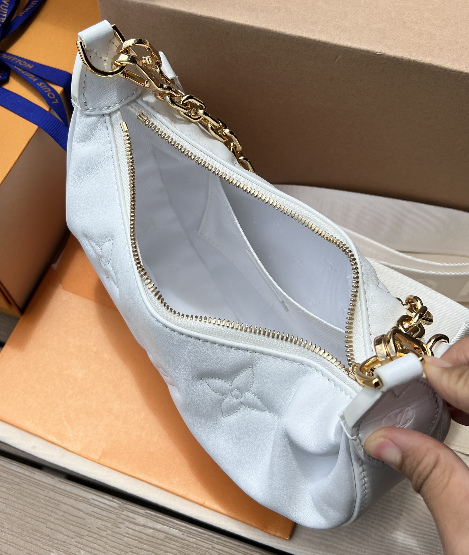 🌼m59959尺寸:27.5×16×7cm LV海外渠道资源特供新款月亮包❗️本款Over The mo