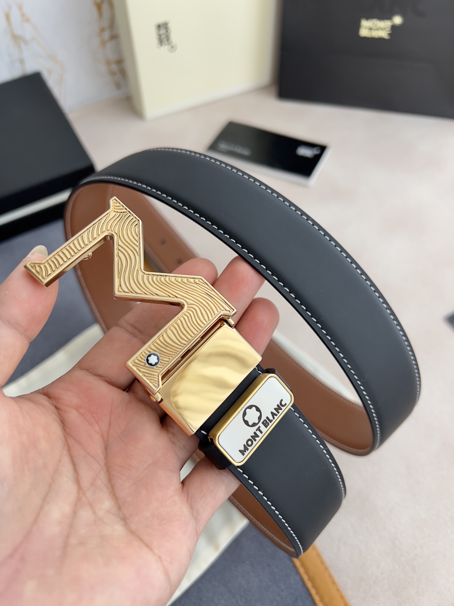 I0  Montblanc 万宝龙   Montblanc原单·腰带·皮带 型号：挂扣,原版经典精品花纹字母挂扣,实物拍摄,原版头层牛皮 材料：百分百头层牛皮,保证真皮.双面可用专柜同等质量,原版双面平纹头层牛皮白线,黑土黄,花纹金扣,可双面使用,可自由裁剪,送人自用首选 包装请认准如图专柜包装,赠送打孔器,原版电子票,宽度3.5mm