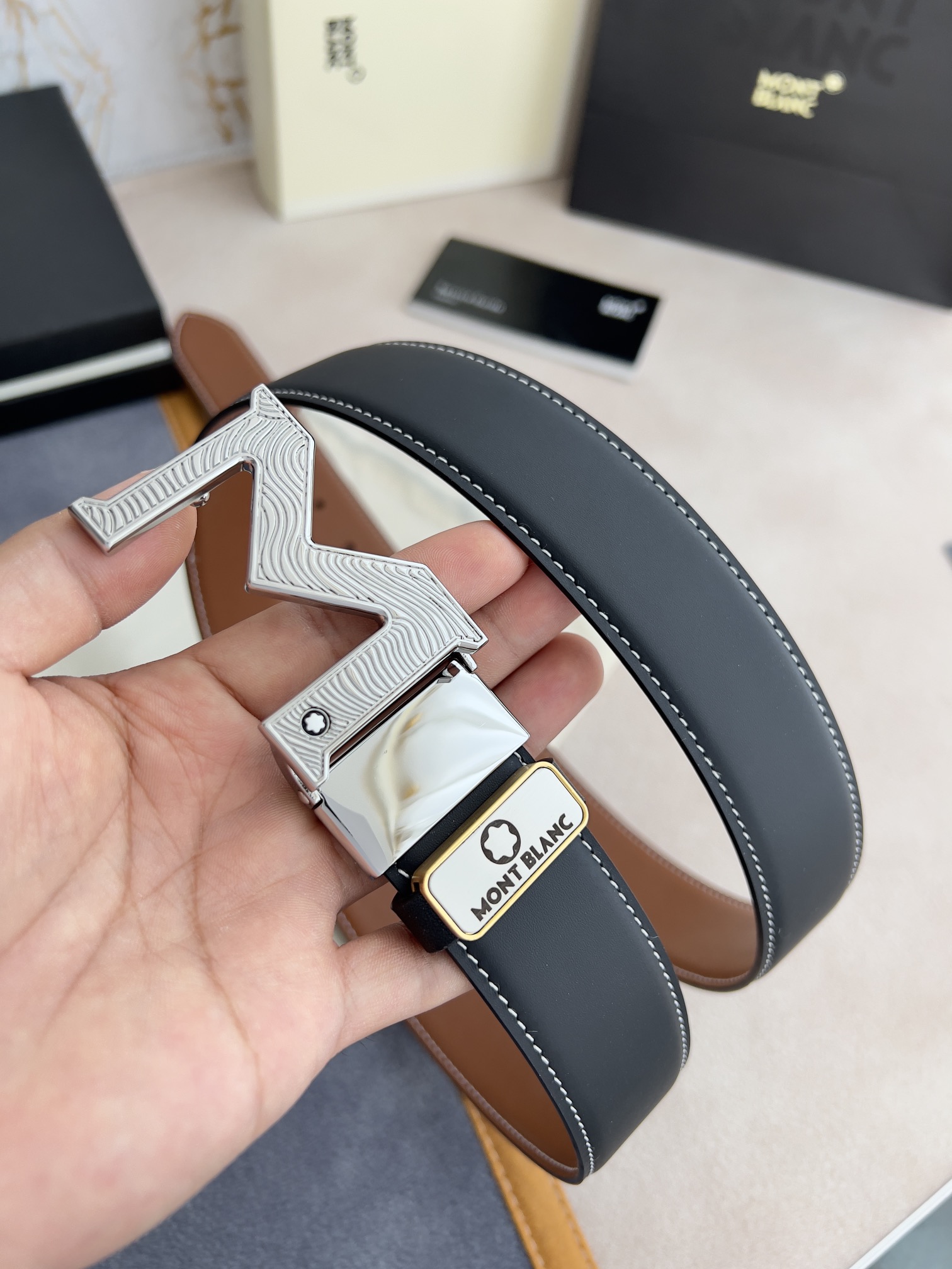 I0  Montblanc 万宝龙   Montblanc原单·腰带·皮带 型号：挂扣,原版经典精品花纹字母挂扣,实物拍摄,原版头层牛皮 材料：百分百头层牛皮,保证真皮.双面可用专柜同等质量,原版双面平纹头层牛皮白线,黑土黄,花纹银扣,可双面使用,可自由裁剪,送人自用首选 包装请认准如图专柜包装,赠送打孔器,原版电子票,宽度3.5mm